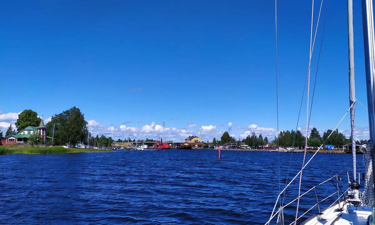 {"base": "en", "no": "Til venstre Hamina seilforenings hovedbygning. Det er b\u00e5t fra \u00f8ya til fastlandet. Du m\u00e5 f\u00f8lge merket rute n\u00f8ye.", "se": "L\u00e4mna Hamina segelklubbs huvudbyggnad. Det finns en b\u00e5t fr\u00e5n \u00f6n till fastlandet. Du m\u00e5ste f\u00f6lja den markerade stigen noggrant.", "en": "Left Hamina sailing club main building. There is boat from the island to main land. You need to follow marked path carefully.", "da": "Venstre Hamina sejlklub hovedbygning. Der er b\u00e5d fra \u00f8en til fastlandet. Du skal f\u00f8lge den markerede sti omhyggeligt."}