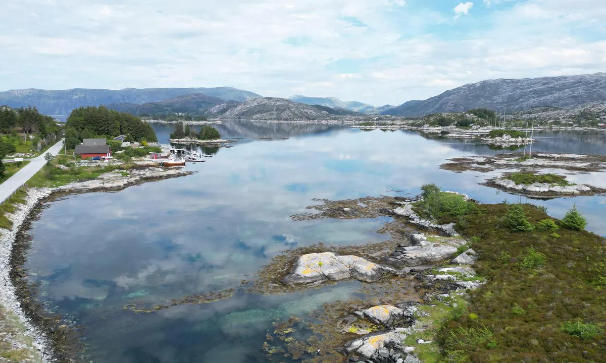 Hammarøy: {"base": "no", "no": "Idyllisk men obs luftspenn p\u00e5 7 m", "se": "Idyllisk men obs luftsp\u00e4nning p\u00e5 7 m", "en": "Idyllic but beware of overhead cable at 7 m", "da": "Idyllisk men obs luftledning p\u00e5 7 m"}
