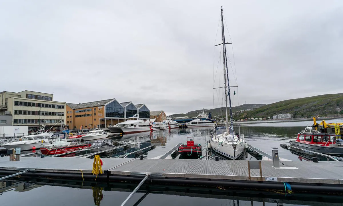 Veldig flott gjestehavn i Hammerfest. Mange plasser og tilgang på strøm og vann.