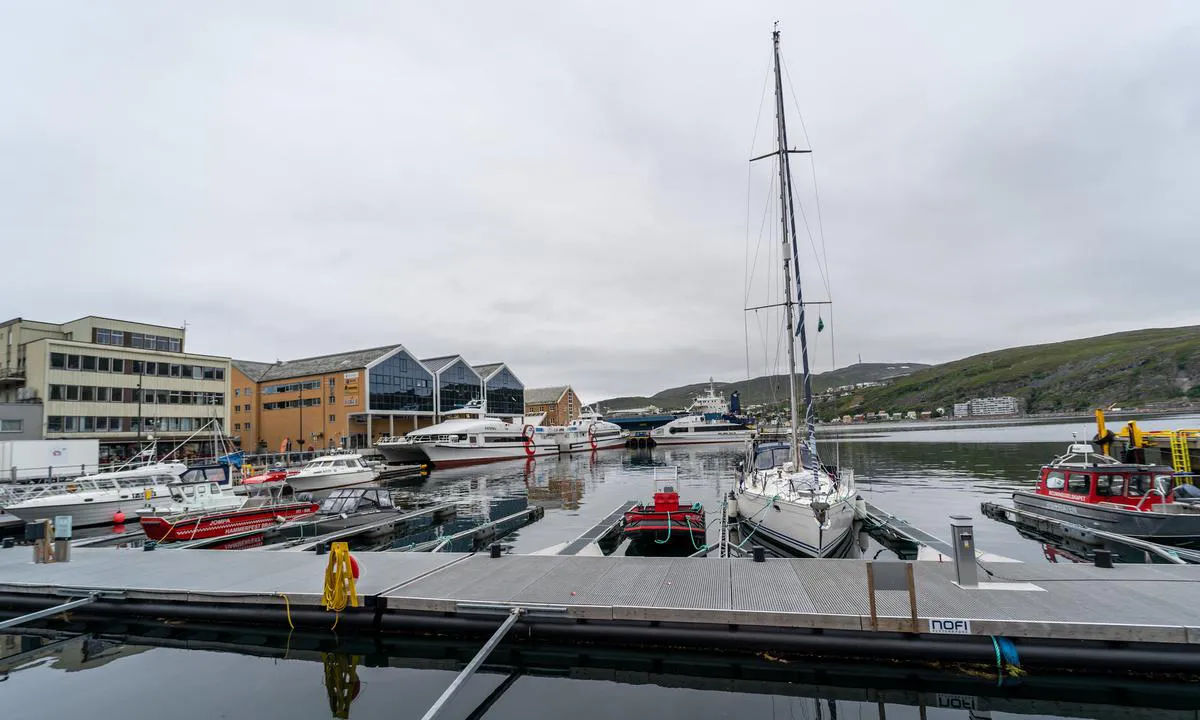 {"base": "no", "no": "Veldig flott gjestehavn i Hammerfest. Mange plasser og tilgang p\u00e5 str\u00f8m og vann.", "se": "V\u00e4ldigt fin g\u00e4sthamn i Hammerfest. M\u00e5nga platser och tillg\u00e5ng till el och vatten.", "en": "Very nice guest harbor in Hammerfest. Many berths and access to electricity and water.", "da": "Meget flot g\u00e6stehavn i Hammerfest. Mange pladser og adgang til str\u00f8m og vand."}