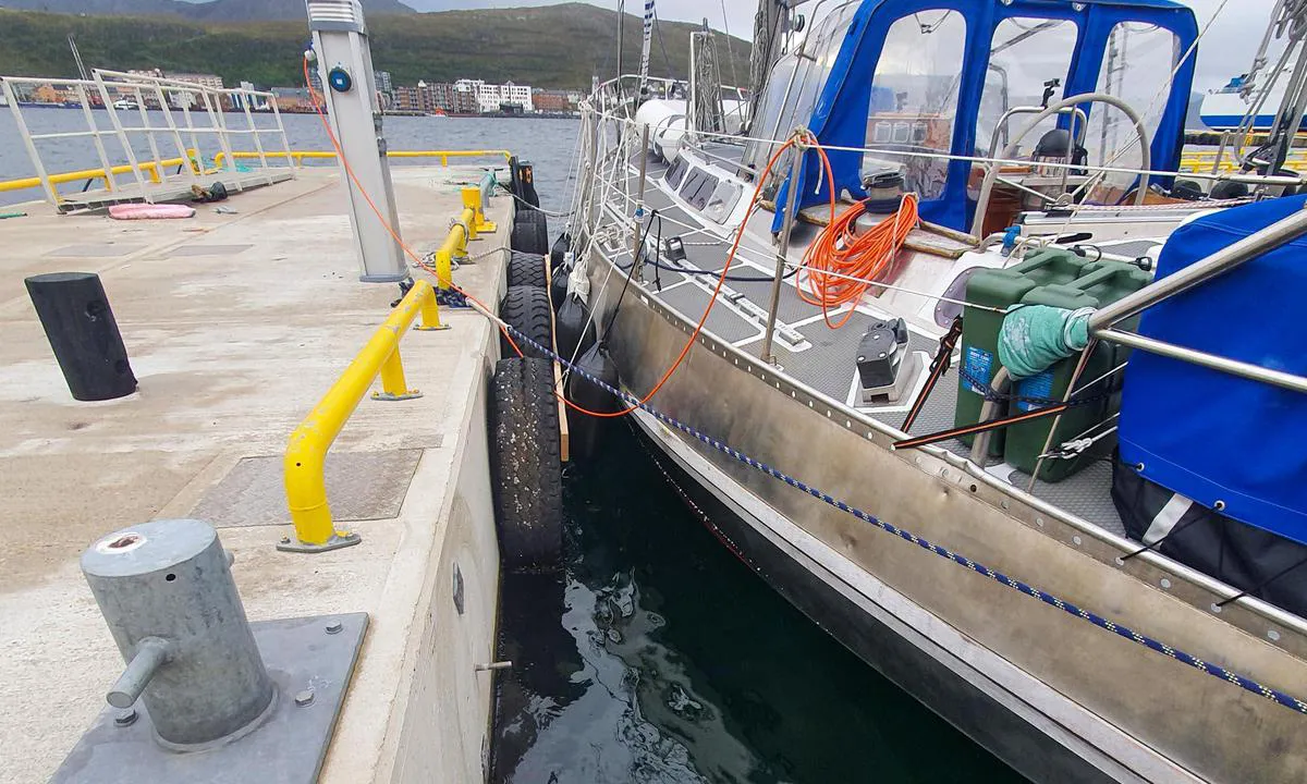 Hammerfest - Finnmark: {"base": "no", "no": "Gode \u200b\u200bfendere og et fenderbrett er til hjelp.", "se": "Goda fendrar och ett fenderbr\u00e4de \u00e4r till hj\u00e4lp.", "en": "Good fenders and a fender board are helpful.", "da": "Gode fendere og et fenderbr\u00e6t er til hj\u00e6lp."}