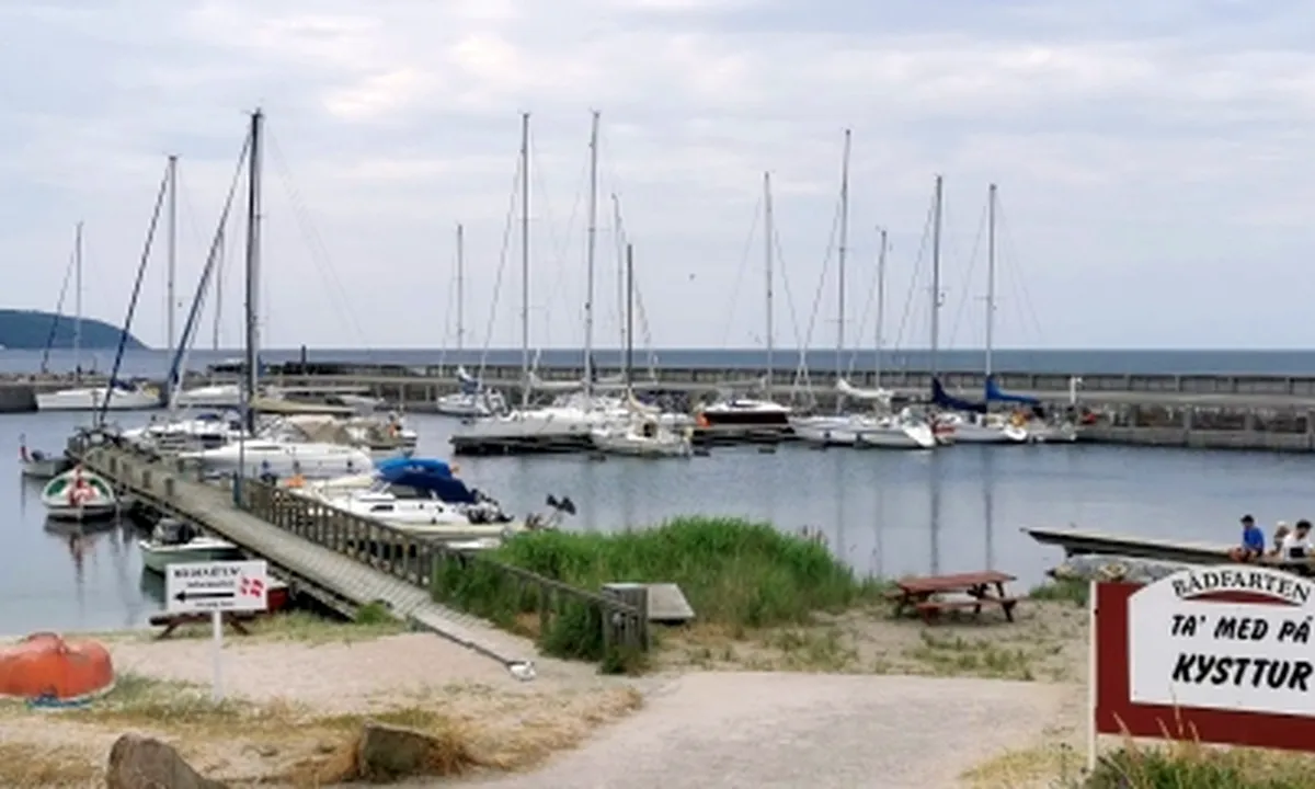 {"base": "da", "no": "Hammerhavn", "se": "Hammerhamn", "en": "Hammer Harbour", "da": "Hammerhavn", "fr": "Port de Hammer", "de": "Hammerhavn", "es": "Puerto de Hammer", "it": "Porto di Hammerhavn", "pt": "Porto de Martelo", "nl": "Hammerhavn", "pl": "Port Hammerhavn", "uk": "\u0413\u0430\u0432\u0430\u043d\u044c \u0425\u0430\u043c\u043c\u0435\u0440", "ro": "Portul Hammer", "tr": "Hammerhavn", "el": "\u03a7\u03ac\u03bc\u03bc\u03c1\u03c7\u03b5\u03ca\u03bd", "cs": "P\u0159\u00edstav Hammerhavn", "hu": "Hammerhavn", "fi": "Hammerhavn", "bg": "\u041f\u0440\u0438\u0441\u0442\u0430\u043d\u0438\u0449\u0435 \u0425\u0430\u043c\u0435\u0440", "sr": "\u041b\u0443\u043a\u0430 \u0425\u0430\u043c\u0435\u0440", "et": "Hammerhavn", "lv": "Hammerhavn", "lt": "Hammerhavn"}