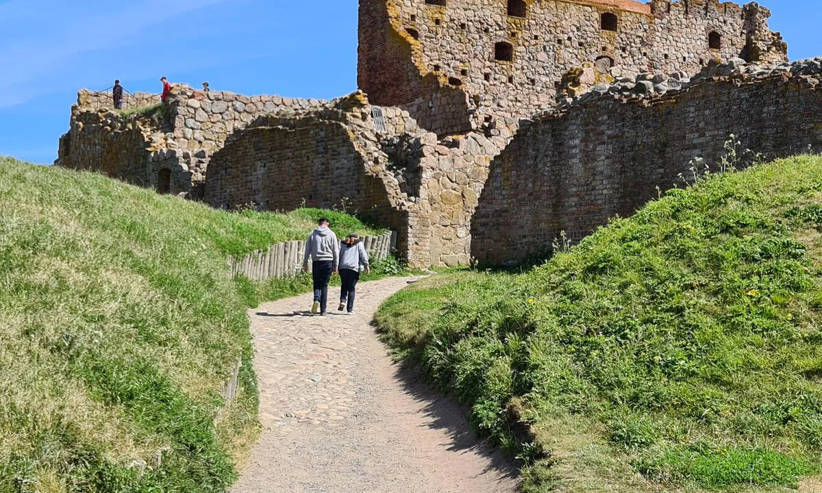 Hammerhavn - Allinge: {"base": "en", "no": "fin tur til Hammershus", "se": "trevlig promenad till Hammerhus", "en": "nice walk to Hammerhus", "da": "dejlig g\u00e5tur til Hammerhus"}