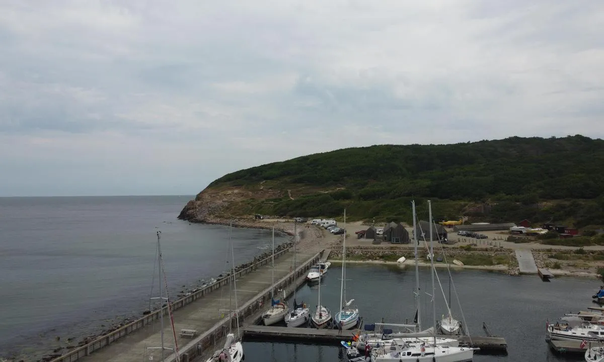 {"base": "da", "no": "Hammerhavn", "se": "Hammerhamn", "en": "Hammerhavn", "da": "Hammerhavn", "fr": "Havre de Hammer", "de": "Hammerhavn", "es": "Puerto de Hammer", "it": "Porto di Hammer", "pt": "Porto de Martelo", "nl": "<p>Hammerhavn is een natuurlijke haven gelegen aan de westkust van Bornholm, een Deens eiland in de Oostzee. De haven biedt beschutting tegen de sterke winden en golven die vaak heersen in dit gebied. Zeilers zullen de robuuste charme van de granieten kliffen en de serene schoonheid van het omliggende landschap waarderen.</p>", "pl": "Przysta\u0144 Hammer", "uk": "\u0413\u0430\u0432\u0430\u043d\u044c \u0413\u0430\u043c\u043c\u0435\u0440", "ro": "Portul Hammer", "tr": "Hammerhavn", "el": "\u039b\u03b9\u03bc\u03ad\u03bd\u03b1\u03c2 Hammer", "cs": "P\u0159\u00edstav Hammer", "hu": "Hammerhavn", "fi": "Hammerhavn", "bg": "\u041f\u0440\u0438\u0441\u0442\u0430\u043d\u0438\u0449\u0435 \u0425\u0430\u043c\u0435\u0440 (Hammerhavn)", "sr": "\u041b\u0443\u043a\u0430 \u0425\u0430\u043c\u0435\u0440", "et": "Hammerhavn", "lv": "Hammerhavn", "lt": "Hammerhavn"}
