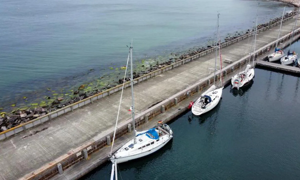 {"base": "da", "no": "Hammerhavn", "se": "Hammerhamn", "en": "Hammerhavn", "da": "Hammerhavn", "fr": "Port de Hammer", "de": "Hammerhafen", "es": "Puerto de Hammer", "it": "Hammerhavn", "pt": "Porto de Martelo", "nl": "Hammerhaven", "pl": "Port Hammer", "uk": "\u0413\u0430\u043c\u043c\u0435\u0440\u0445\u0430\u0432\u043d", "ro": "Portul Hammer", "tr": "Hammerhavn", "el": "\u03a7\u03ac\u03bc\u03b5\u03c1\u03c7\u03b1\u03b2\u03bd", "cs": "Hammerhavn", "hu": "Hammerhavn", "fi": "Hammerhavnen", "bg": "\u041f\u0440\u0438\u0441\u0442\u0430\u043d\u0438\u0449\u0435 \u0425\u0430\u043c\u0435\u0440", "sr": "\u041f\u0440\u0438\u0441\u0442\u0430\u043d\u0438\u0448\u0442\u0435 \u0425\u0430\u043c\u0435\u0440", "et": "Hammerhavn", "lv": "Hammerhavn", "lt": "Hammerhavn"}