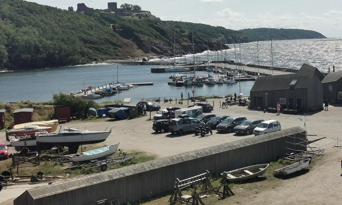 {"base": "da", "no": "Hammerhavn", "se": "Hammerhavn", "en": "Hammerhavn", "da": "Hammerhavn", "fr": "Port de Marteau", "de": "Hammerhavn", "es": "Puerto de Hammer", "it": "Porto di Hammer", "pt": "Porto do Martelo", "nl": "Hammerhavn", "pl": "Port Hammer", "uk": "\u0425\u0430\u043c\u043c\u0435\u0440\u0445\u0430\u0432\u043d", "ro": "Portul Hammer", "tr": "Hammerhavn", "el": "\u039b\u03b9\u03bc\u03ac\u03bd\u03b9 Hammer", "cs": "P\u0159\u00edstav Hammerhavn", "hu": "Hammerhavn", "fi": "Hammerhavn", "bg": "\u041f\u0440\u0438\u0441\u0442\u0430\u043d\u0438\u0449\u0435 \u0425\u0430\u043c\u0435\u0440", "sr": "\u041b\u0443\u043a\u0430 \u0425\u0430\u043c\u0435\u0440", "et": "Hammerhavn", "lv": "Hammerhavn", "lt": "Hammerhavn"}