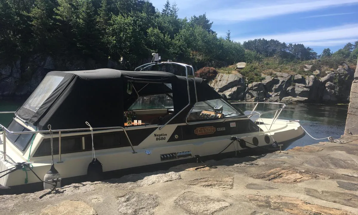 Hammerøy: {"base": "no", "no": "Denne steinbryggen er laget av skj\u00e6rg\u00e5rdstjenesten, og her har du plass til 4 b\u00e5ter p\u00e5 dregg, eller to b\u00e5ter longside.", "se": "Denna stenbrygga \u00e4r gjord av sk\u00e4rg\u00e5rdstj\u00e4nsten, och h\u00e4r har du plats f\u00f6r 4 b\u00e5tar p\u00e5 ankare, eller tv\u00e5 b\u00e5tar l\u00e5ngsides.", "en": "This stone pier was made by the coastal service, and here you have space for 4 boats on anchor, or two boats alongside.", "da": "Denne stenbro er lavet af sk\u00e6rg\u00e5rdstjenesten, og her har du plads til 4 b\u00e5de p\u00e5 dregg, eller to b\u00e5de langskibs."}