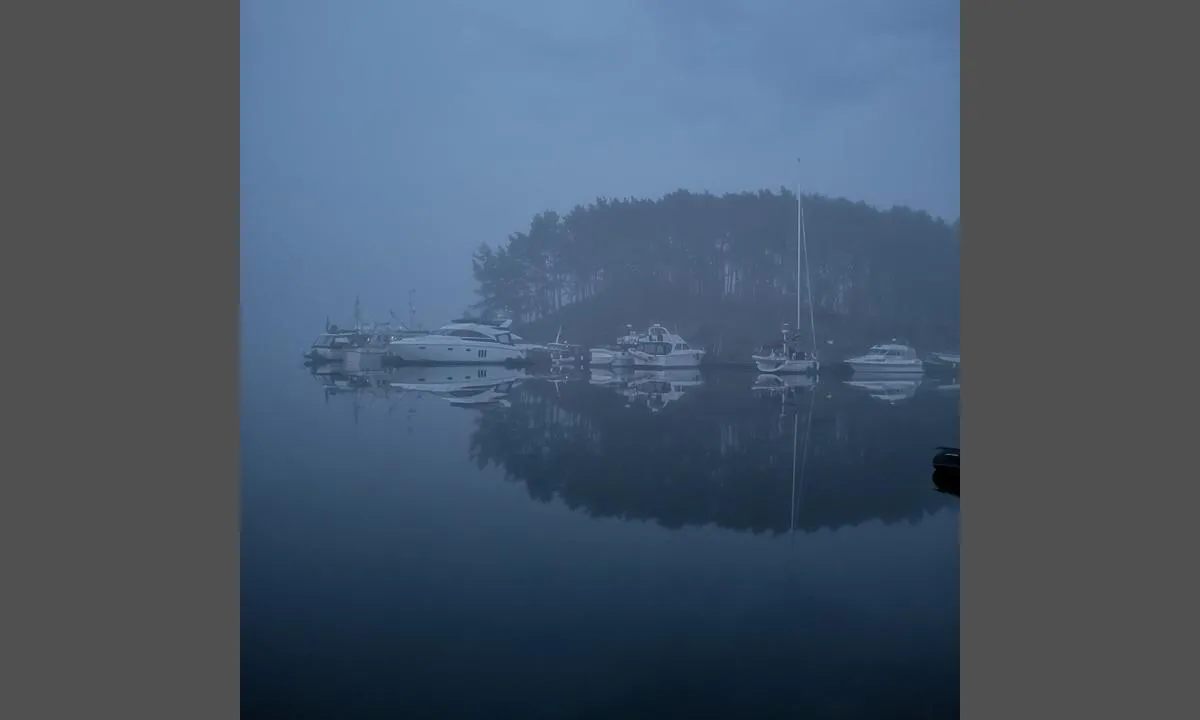 Hamnarholmen: Kveld på Holmen i tåkedis. Sett fra midtbrygge mot Sør. .