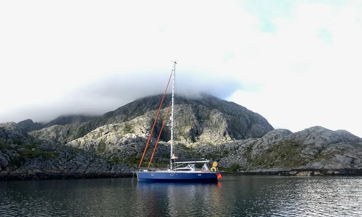 Hamnøya: {"base": "no", "no": "Greit svingerom i bukta mot \u00f8st. Formasjonen i berget bak skulle utredes dagen etter, men t\u00e5ke og regn satte stopper for det.", "se": "Bra sv\u00e4ngrum i bukten mot \u00f6st. Formationerna i berget bakom skulle utredas dagen d\u00e4rp\u00e5, men dimma och regn satte stopp f\u00f6r det.", "en": "Good swinging room in the bay towards the east. The formation in the rock behind was due to be investigated the next day, but fog and rain put a stop to it.", "da": "Fint svingerum i bugten mod \u00f8st. Formationen i bjerget bagved skulle unders\u00f8ges dagen efter, men t\u00e5ge og regn satte en stopper for det."}
