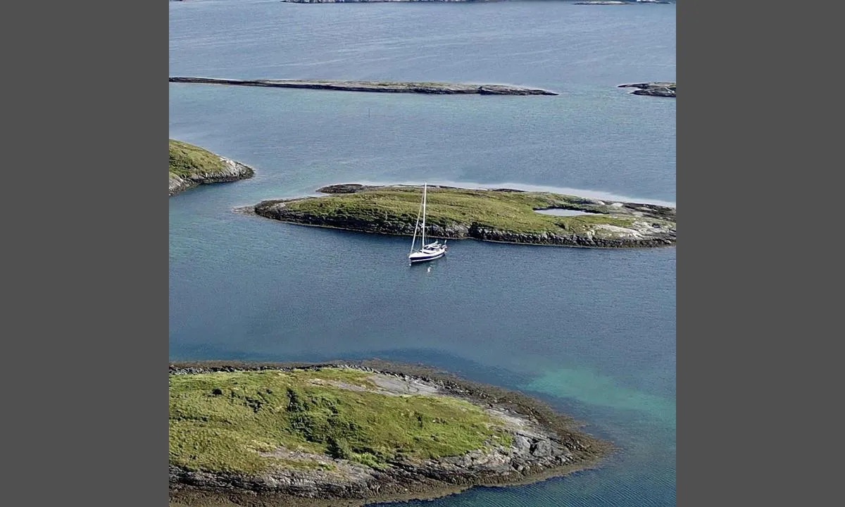 Hamnøya - Bolga: {"base": "en", "no": "Ankret opp p\u00e5 8 meter ved lavvann. Sandbunn.", "se": "Ankrad p\u00e5 8 meters djup vid l\u00e5gvatten. Sandbotten.", "en": "Anchored in 8 meters at low tide. Sand bottom.", "da": "Ankret i 8 meter ved lavvande. Sandbund."}
