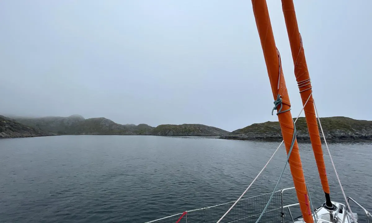 Hamnøya: Bukta mot øst har dybde 7 m og god holdebunn