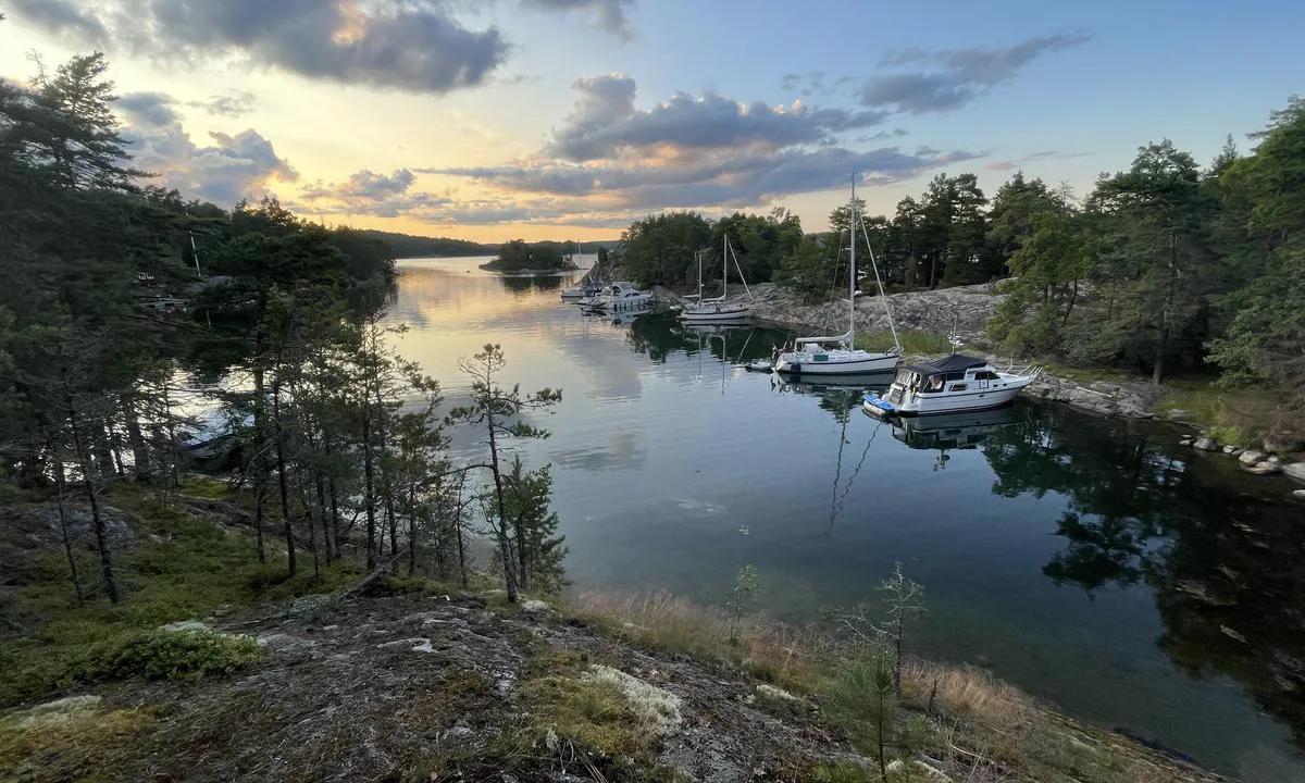 Ägnö  - Tvättfatet: {"base": "en", "no": "Fra s\u00f8r", "se": "Fr\u00e5n s\u00f6der", "en": "From south", "da": "Fra syd"}