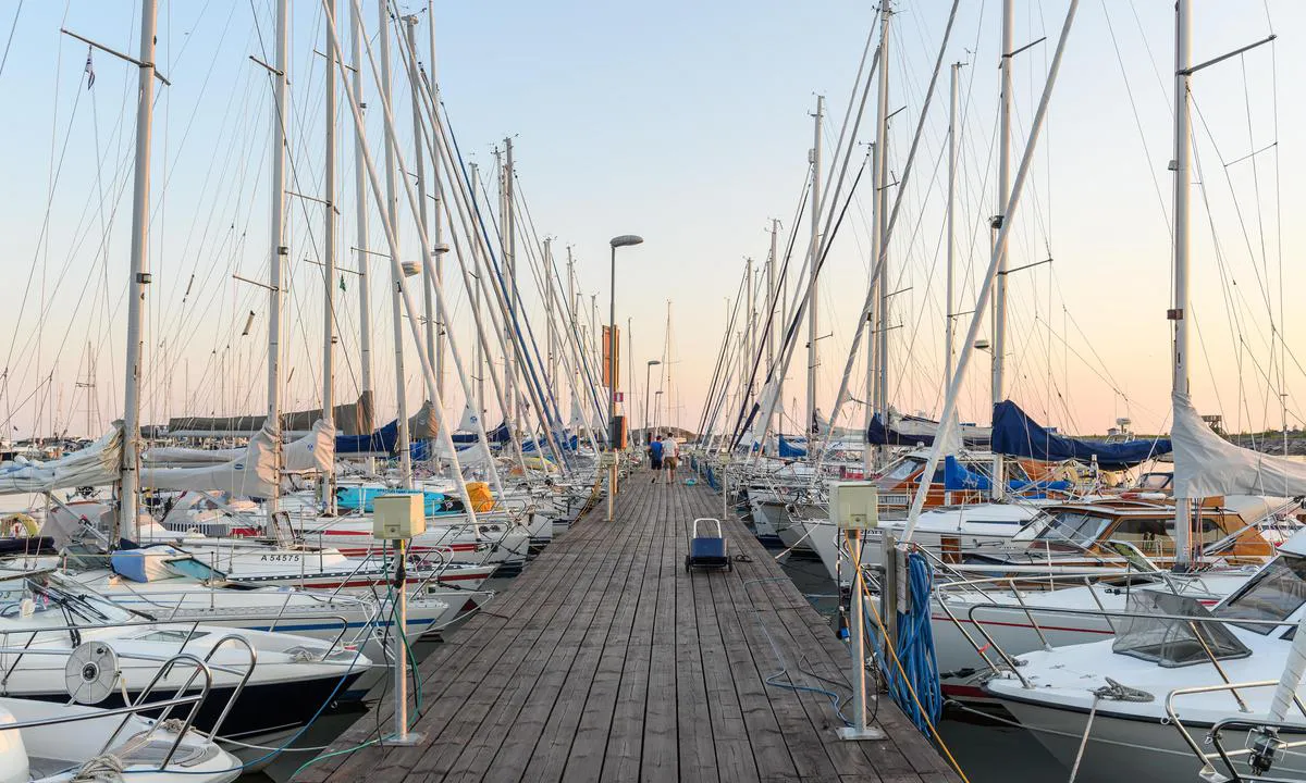 Hangö - Östra hamnen: {"base": "fi", "no": "Hanko \u00d8sthavn, HSF Marine, D-brygge i h\u00f8ysesongen", "se": "Hang\u00f6 \u00d6stra hamn, HSF Marine, D-piren p\u00e5 h\u00f6gs\u00e4song", "en": "Hanko East Harbour, HSF Marine, D-pier during High season", "da": "Hang\u00f8 \u00d8sthavn, HSF Marine, D-molen i h\u00f8js\u00e6sonen", "fr": "Hanko It\u00e4satama, HSF Marine, quai D en haute saison", "de": "Hanko Osthafen, HSF Marine, D-Pier w\u00e4hrend der Hochsaison", "es": "Hanko Puerto Este, HSF Marine, Muelle D en Temporada Alta", "it": "Hanko Porto Est, HSF Marine, Molo D in alta stagione", "pt": "Hanko Porto Leste, HSF Marinha, D-p\u00eder na Alta temporada", "nl": "Hanko Oosterhaven, HSF Marine, D-steiger in het hoogseizoen", "pl": "Hanko Wschodnia Przysta\u0144, HSF Marine, Molo D w sezonie wysokim", "uk": "\u0425\u0430\u043d\u043a\u043e \u0421\u0445\u0456\u0434\u043d\u0438\u0439 \u043f\u043e\u0440\u0442, HSF Marine, \u043f\u0456\u0440\u0441 D \u0432 \u0432\u0438\u0441\u043e\u043a\u0438\u0439 \u0441\u0435\u0437\u043e\u043d", "ro": "Hanko portul de est, HSF Marine, debarcader D <em>\u00een sezonul de v\u00e2rf</em>", "tr": "Hanko Do\u011fu Liman\u0131, HSF Marine, D-iskelesi yo\u011fun sezonda", "el": "Hanko It\u00e4satama, HSF Marine, \u03b1\u03c0\u03bf\u03b2\u03ac\u03b8\u03c1\u03b1 \u0394 \u03c3\u03b5 \u03c0\u03b5\u03c1\u03af\u03bf\u03b4\u03bf \u03c5\u03c8\u03b7\u03bb\u03ae\u03c2 \u03b5\u03c0\u03b9\u03c3\u03ba\u03b5\u03c8\u03b9\u03bc\u03cc\u03c4\u03b7\u03c4\u03b1\u03c2", "cs": "Hanko V\u00fdchodn\u00ed p\u0159\u00edstav, HSF Marine, molo D v hlavn\u00ed sez\u00f3n\u011b", "hu": "Hanko Keleti-kik\u00f6t\u0151, HSF Marine, D-m\u00f3l\u00f3 a f\u0151szezon alatt", "fi": "Hanko It\u00e4satama, HSF Marine, D-pier on High season", "bg": "\u041f\u0440\u0438\u0441\u0442\u0430\u043d\u0438\u0449\u0435 \u0425\u0430\u043d\u043a\u043e \u0418\u0437\u0442\u043e\u0447\u043d\u043e \u043f\u0440\u0438\u0441\u0442\u0430\u043d\u0438\u0449\u0435, HSF Marine, D-\u043f\u0440\u0438\u0441\u0442\u0430\u043d \u0432\u0438\u0441\u043e\u043a \u0441\u0435\u0437\u043e\u043d", "sr": "Hanko Isto\u010dna luka, HSF Marine, D-pier tokom vrhunca sezone", "et": "Hanko Idasadam, HSF Marine, D-kaide on K\u00f5rghooaeg", "lv": "Hanko Austrumu osta, HSF Marine, D-piest\u0101tne augstaj\u0101 sezon\u0101", "lt": "Hanko Ryt\u0173 uostas, HSF Marine, D-prieplauka veikia piko metu"}