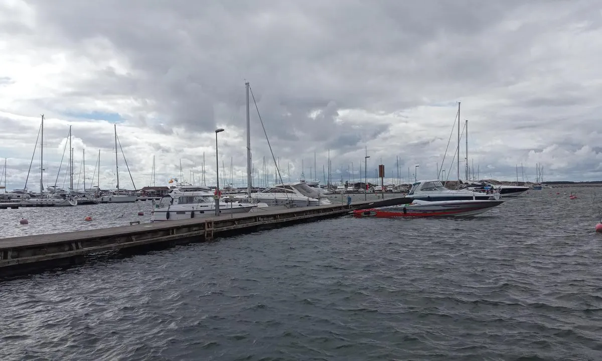 Hangö - Östra hamnen: {"base": "en", "no": "Hovedkaia, venstre side - du kan gj\u00f8re forh\u00e5ndsbestillinger.", "se": "Huvudpiren, v\u00e4nster sida - du kan g\u00f6ra f\u00f6rhandsbokning.", "en": "Main pier, left hand - you can make prereservation.", "da": "Hovedmole, venstre side - du kan lave en forh\u00e5ndsreservation."}