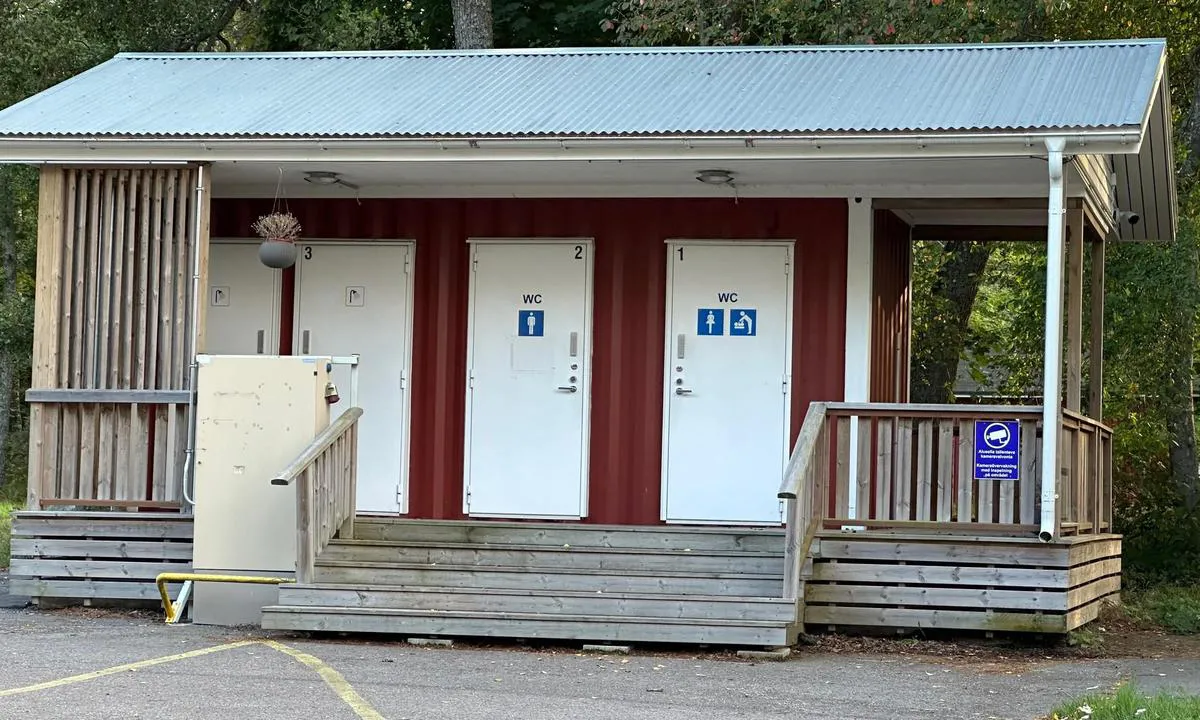 Hangonkylän Harbour: {"base": "fi", "no": "Hangonkyl\u00e4 WC & Dusjer", "se": "Hang\u00f6sund WC & Duschar", "en": "Hangonkyl\u00e4 WC & Showers", "da": "Hangonkyl\u00e4 WC & Brusere", "fr": "Hangonkyl\u00e4 WC & Douches", "de": "Hangonkyl\u00e4 WC & Duschen", "es": "Hangonkyl\u00e4 WC & Duchas", "it": "Hangonkyl\u00e4 WC & Docce", "pt": "Hangonkyl\u00e4 WC & Duchas", "nl": "Hangonkyl\u00e4 WC & Douches", "pl": "Hangonkyl\u00e4 WC i Prysznice", "uk": "\u0425\u0430\u043d\u043a\u043e\u043d\u043a\u0438\u043b\u044f WC & \u0414\u0443\u0448", "ro": "Hangonkyl\u00e4 WC & Du\u0219uri", "tr": "Hangonkyl\u00e4 WC & Du\u015flar", "el": "\u03a7\u03b1\u03bd\u03ba\u03b1\u03b3\u03ba\u03c5\u03bb\u03ac WC & \u039d\u03c4\u03bf\u03c5\u03c2", "cs": "Hangonkyl\u00e4 WC & sprchy", "hu": "Hangonkyl\u00e4 WC & Zuhanyz\u00f3k", "fi": "Hangonkyl\u00e4 WC & Showers", "bg": "\u0425\u0430\u043d\u0433\u043e\u043d\u043a\u044e\u043b\u044f \u0422\u043e\u0430\u043b\u0435\u0442\u043d\u0438 & \u0414\u0443\u0448\u043e\u0432\u0435", "sr": "Hangonkyl\u00e4 WC i tu\u0161evi", "et": "Hangonkyl\u00e4 WC & Du\u0161id", "lv": "Hangonkyl\u00e4 Tualetes & Du\u0161as", "lt": "Hangonkyl\u00e4 WC ir du\u0161ai"}