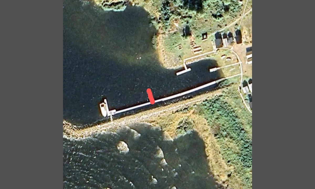 Haparanda Sandskär: There ist a mooring Line going into the water too shallow for boats. You can eather go infront of it or past it. We got the line in our saildrive and hat to dive to get it out again.