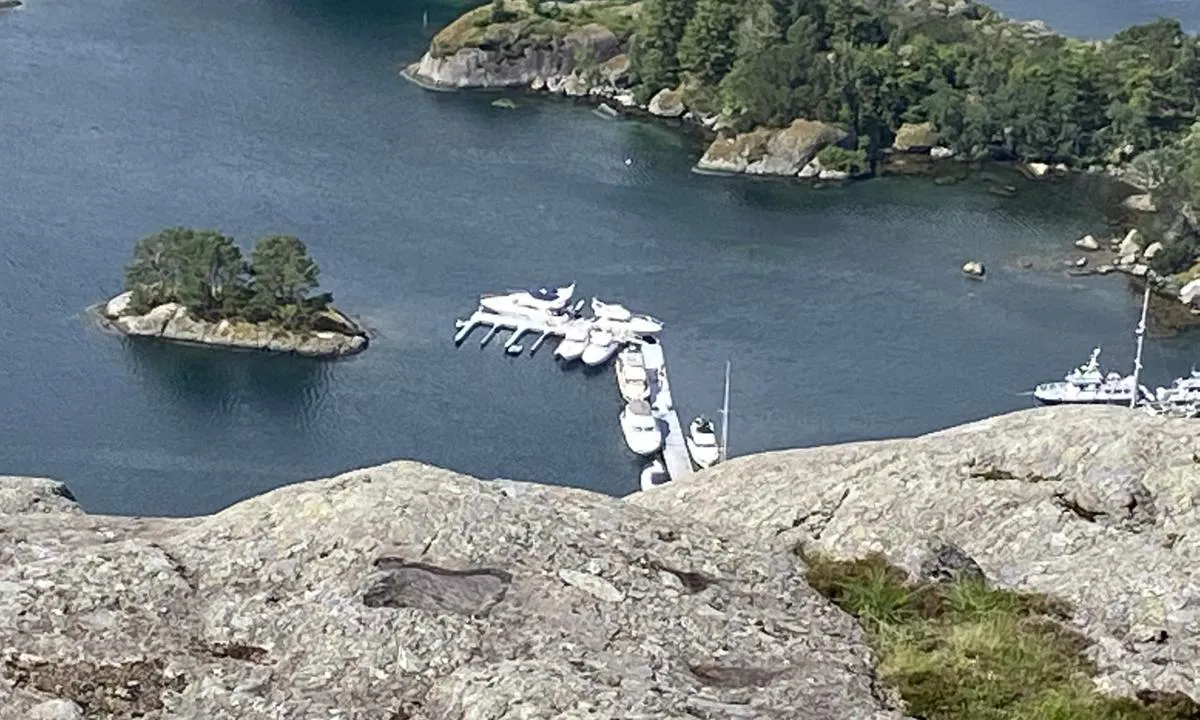 Hardbakke Hamn: {"base": "no", "no": "Nye flytebrygger i havna 10.07.2021", "se": "Nya flytbryggor i hamnen 2021-07-10", "en": "New floating docks in the harbor 10.07.2021", "da": "Nye flydebroer i havnen 10.07.2021"}