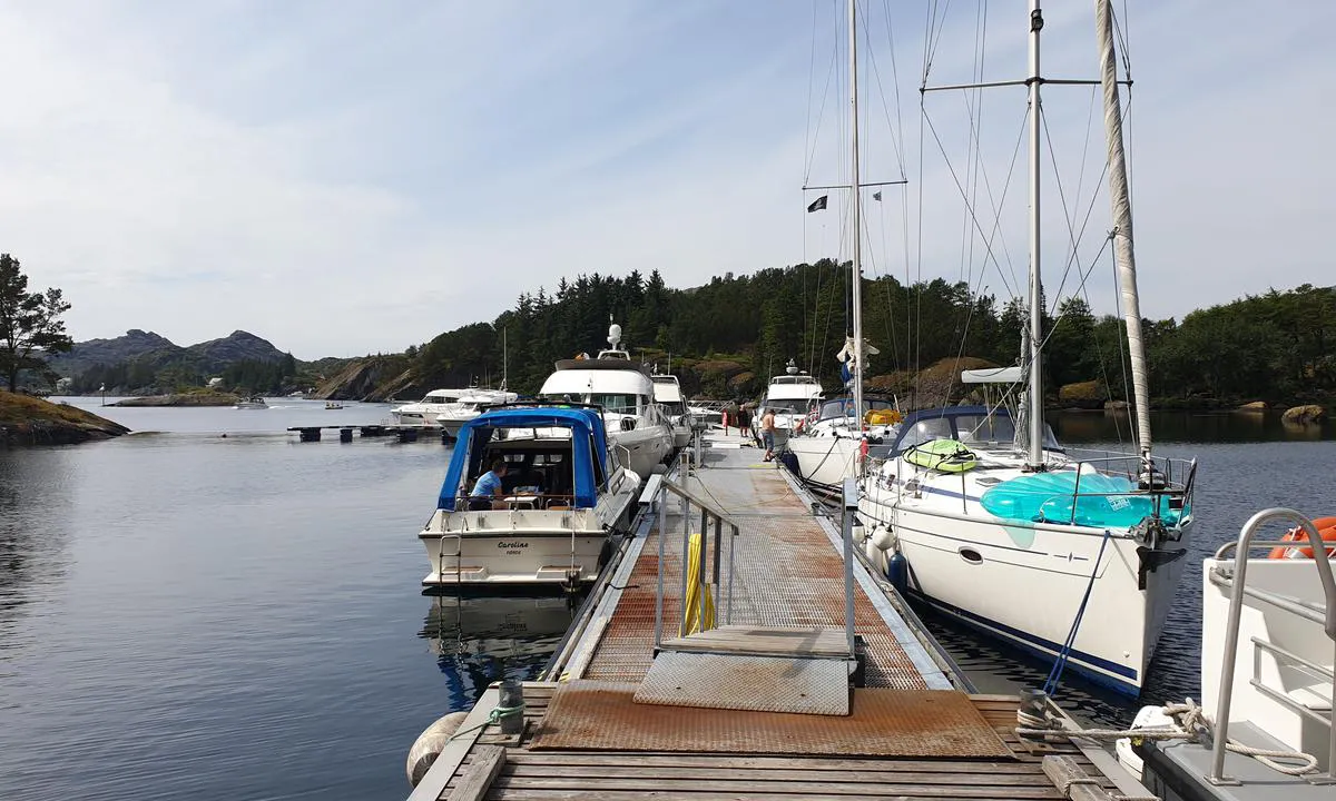 Hardbakke Hamn: {"base": "no", "no": "Utvidet kai 2020 / 2021 med b\u00e5ser ytterst. Ingen info om restriksjoner med \u00e5 ligge utenp\u00e5 hverandre bortsett fra brannkrav om 4 meter mellom b\u00e5ter.", "se": "Ut\u00f6kad kaj 2020 / 2021 med platser ytterst. Ingen information om restriktioner f\u00f6r att ligga utanp\u00e5 varandra f\u00f6rutom brandkrav om 4 meter mellan b\u00e5tar.", "en": "Expanded dock 2020 / 2021 with berths at the outermost part. No information on restrictions regarding side-by-side mooring except for fire regulations requiring 4 meters between boats.", "da": "Udvidet kaj 2020 / 2021 med b\u00e5se yderst. Ingen info om restriktioner med at ligge udenp\u00e5 hinanden bortset fra brandkrav om 4 meter mellem b\u00e5de."}