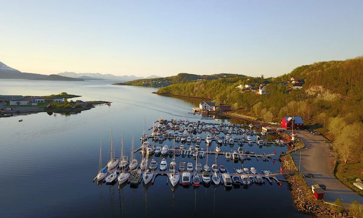 {"base": "no", "no": "Harstad B\u00e5tforening ved Hagan like nord for sentrum. Gjesteplass p\u00e5 yttersiden av alle bryggene. Drivstoffkai helt innerst i bukta.", "se": "Harstad B\u00e5tklubb vid Hagan strax norr om centrum. G\u00e4stplats p\u00e5 utsidan av alla bryggorna. Drivmedelskaj l\u00e4ngst in i bukten.", "en": "Harstad Boat Association at Hagan just north of the center. Guest berths on the outer side of all the docks. Fuel dock at the very end of the bay.", "da": "Harstad B\u00e5dforening ved Hagan lige nord for centrum. G\u00e6steplads p\u00e5 ydersiden af alle bryggerne. Br\u00e6ndstofkaj helt inderst i bugten."}