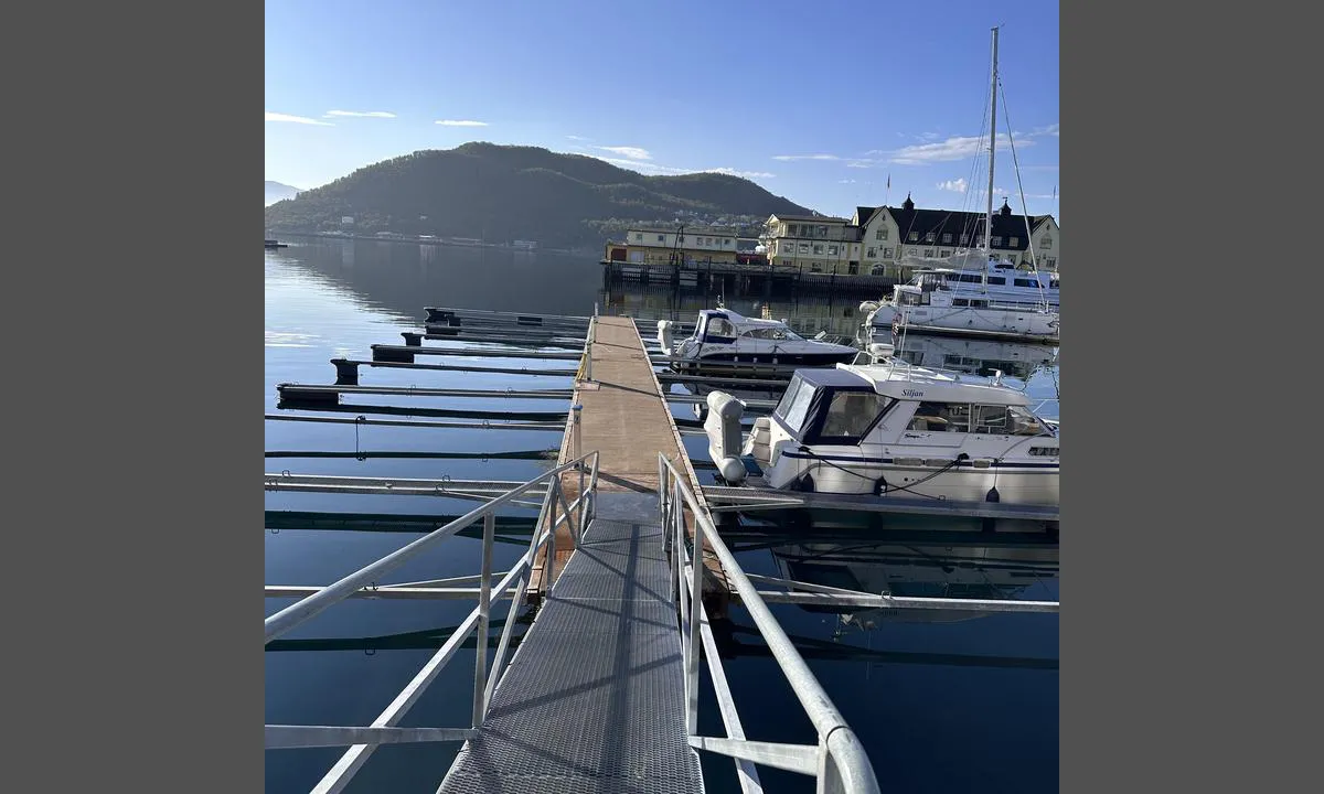 Harstad Gjestehavn: {"base": "no", "no": "Gjestehavn", "se": "G\u00e4sthamn", "en": "Guest Harbour", "da": "G\u00e6stehavn"}