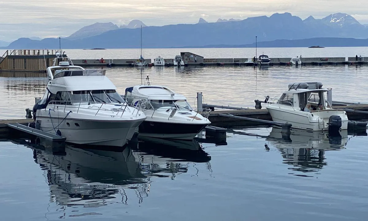 Harstad Gjestehavn: {"base": "no", "no": "Fine b\u00e5ser \u00e5 ligge i med str\u00f8mm \u00e5 vann", "se": "Fina b\u00e5sar att ligga i med str\u00f6m och vatten", "en": "Nice berths to stay in with electricity and water", "da": "Fine b\u00e5se at ligge i med str\u00f8m og vand"}