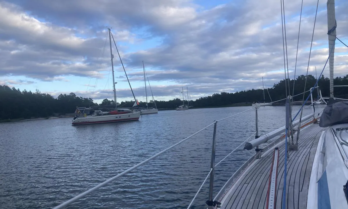 Harstena - Flisfjärden: En godt beskyttet svaihavn med god plass og godt feste.