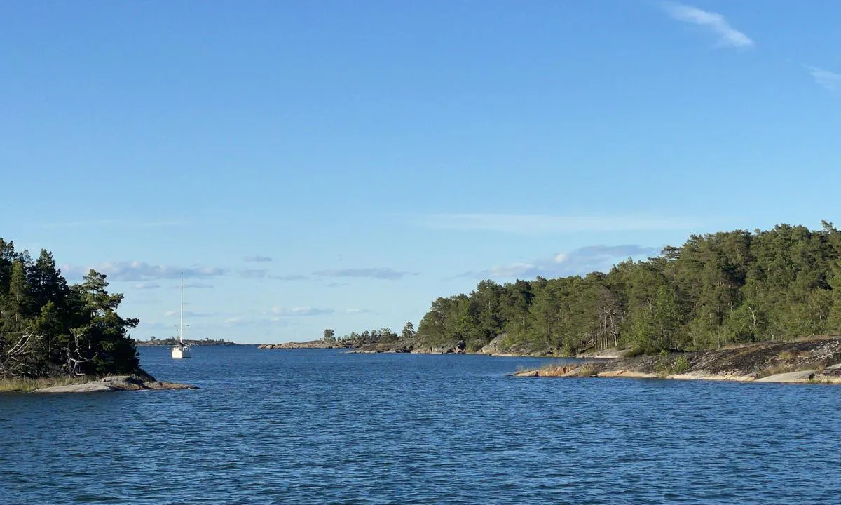 Harstena - Flisfjärden: {"base": "en", "no": "Fra s\u00f8r med utsyn innover.", "se": "Sedd fr\u00e5n s\u00f6der.", "en": "From the south looking in.", "da": "Fra syd kiggende ind.", "fr": "Vu depuis le sud.", "de": "Von S\u00fcden hereinblickend.", "es": "Desde el sur mirando hacia adentro.", "it": "Dal sud guardando dentro.", "pt": "Do sul olhando para dentro.", "nl": "Vanuit het zuiden naar binnen kijkend.", "pl": "Od po\u0142udnia patrz\u0105c do \u015brodka.", "uk": "\u0417 \u043f\u0456\u0432\u0434\u043d\u044f \u0434\u0438\u0432\u043b\u044f\u0447\u0438\u0441\u044c \u0432\u0441\u0435\u0440\u0435\u0434\u0438\u043d\u0443.", "ro": "Privind din sud.", "tr": "G\u00fcneyden bak\u0131ld\u0131\u011f\u0131nda.", "el": "\u0391\u03c0\u03cc \u03c4\u03bf\u03bd \u03bd\u03cc\u03c4\u03bf \u03ba\u03bf\u03b9\u03c4\u03ac\u03b6\u03bf\u03bd\u03c4\u03b1\u03c2 \u03bc\u03ad\u03c3\u03b1.", "cs": "Od jihu pohled dovnit\u0159.", "hu": "D\u00e9lr\u0151l n\u00e9zve.", "fi": "Etel\u00e4st\u00e4 katsottuna.", "bg": "\u041e\u0442 \u044e\u0433 \u0433\u043b\u0435\u0434\u0430\u0439\u043a\u0438 \u043d\u0430\u0432\u044a\u0442\u0440\u0435.", "sr": "Gledano sa juga.", "et": "L\u00f5unast sisse vaadates.", "lv": "No dienvidiem, raugoties iek\u0161\u0101.", "lt": "I\u0161 piet\u0173 \u017evelgiant \u012f vidaus."}
