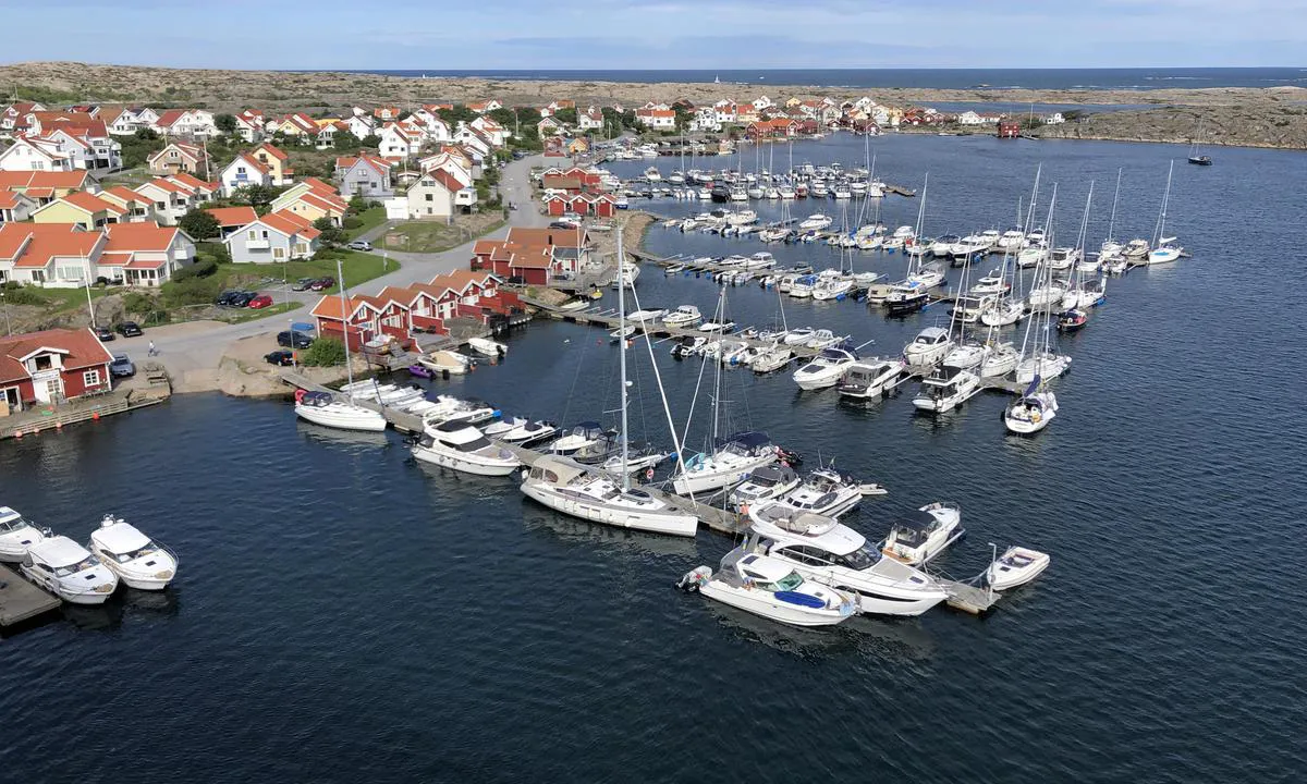 Hasselösund: {"base": "en", "no": "Langside fort\u00f8yning ved flytebrygga i Hassel\u00f6sund", "se": "F\u00f6rt\u00f6jning l\u00e5ngsides vid den flytande bryggan i Hassel\u00f6sund", "en": "Alongside mooring on the floating jetty in Hassel\u00f6sund", "da": "Langsides fort\u00f8jning ved den flydende bro i Hassel\u00f6sund"}