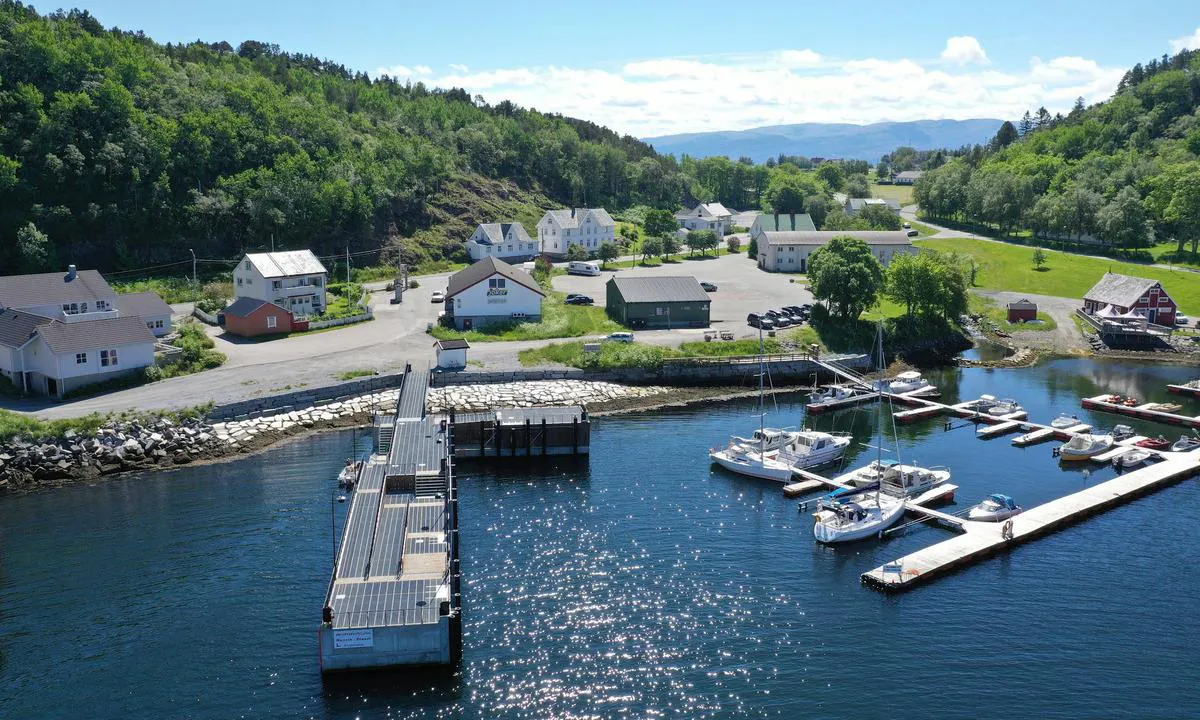 Hasselvika: {"base": "en", "no": "Foto: (c) Ken Robin Sivertsvik", "se": "Foto: (c) Ken Robin Sivertsvik", "en": "Photo: (c) Ken Robin Sivertsvik", "da": "Foto: (c) Ken Robin Sivertsvik"}