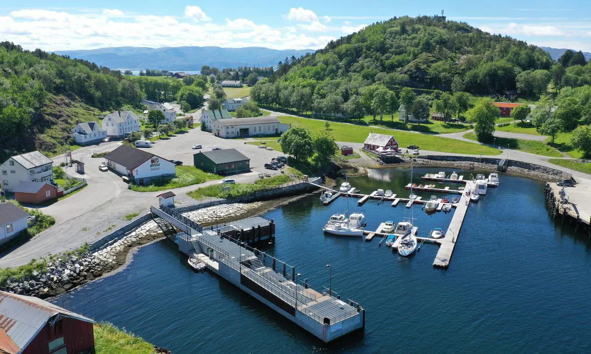 Hasselvika: {"base": "en", "no": "Foto: (c) Ken Robin Sivertsvik", "se": "Foto: (c) Ken Robin Sivertsvik", "en": "Photo: (c) Ken Robin Sivertsvik", "da": "Foto: (c) Ken Robin Sivertsvik"}