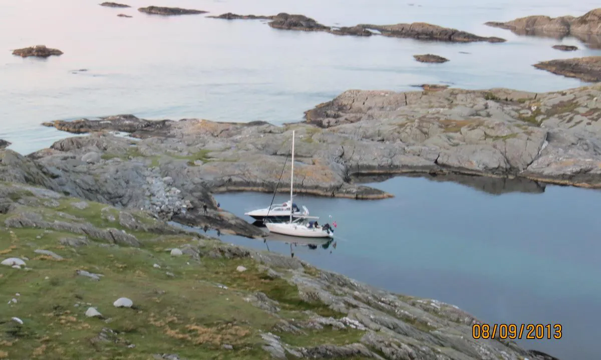 Håstein: {"base": "no", "no": "Der er bratt berg og god dybde ved odden hvor b\u00e5tene ligger. Se opp for grunner ved innseilingen til v\u00e5gen.", "se": "Det \u00e4r brant berg och gott djup vid udden d\u00e4r b\u00e5tarna ligger. Se upp f\u00f6r grund vid inseglingen till viken.", "en": "There is steep rock and good depth at the point where the boats are moored. Watch out for shoals at the entrance to the bay.", "da": "Der er stejle klipper og god dybde ved odden, hvor b\u00e5dene ligger. Hold \u00f8je med grunde ved indsejlingen til v\u00e5gen."}