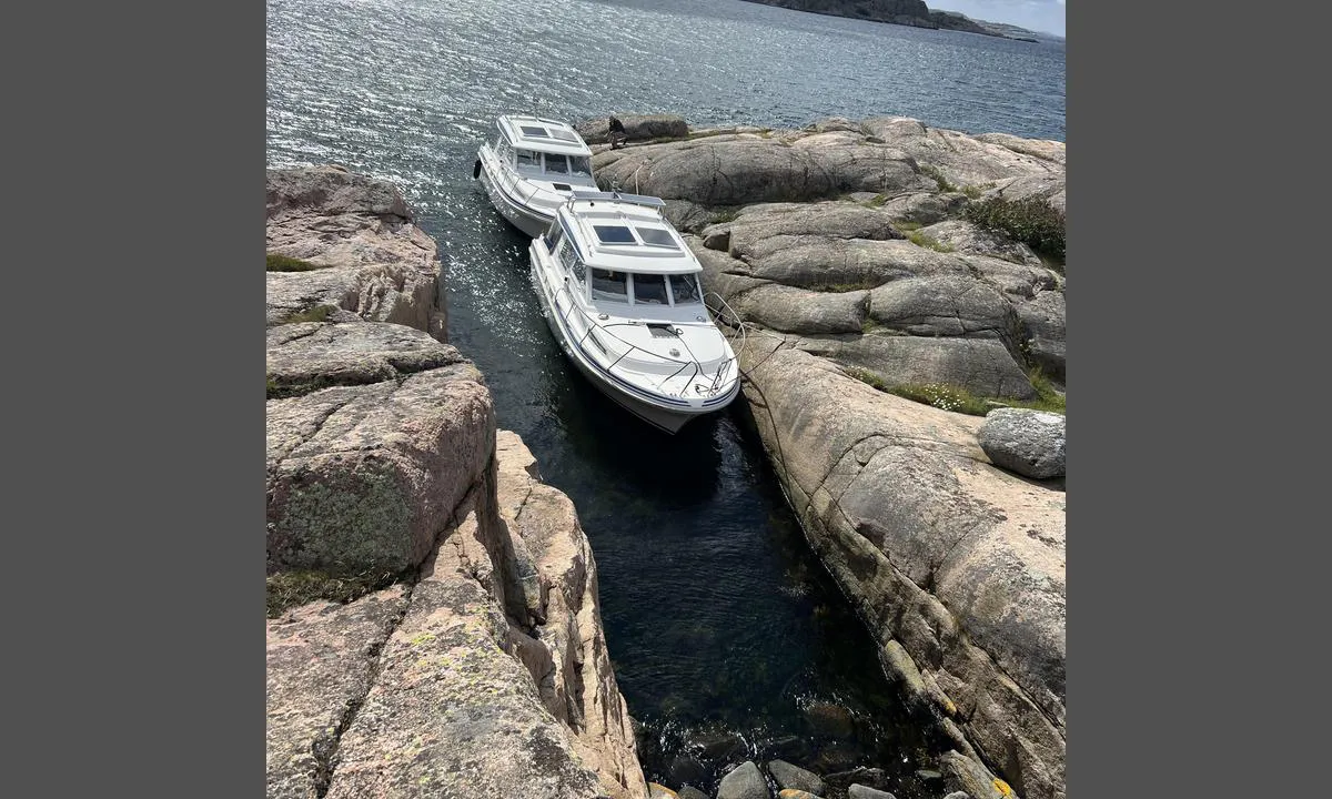 Hästhvam sör: {"base": "no", "no": "Det er en trang kile med bolter p\u00e5 begge sider. Litt utsatt for b\u00f8lger fra b\u00e5ter som passerer. Men ellers overraskende bra i s\u00f8r vestlig vind. P\u00e5 bilde var det 10-15 ms fra s\u00f8r-vest. Egner seg nok best for motorb\u00e5ter og ikke for store.", "se": "Det \u00e4r en smal kil med bultar p\u00e5 b\u00e5da sidor. Lite utsatt f\u00f6r v\u00e5gor fr\u00e5n b\u00e5tar som passerar. Men annars \u00f6verraskande bra i sydv\u00e4stlig vind. P\u00e5 bilden var det 10-15 m/s fr\u00e5n sydv\u00e4st. L\u00e4mpligast f\u00f6r motorb\u00e5tar och inte f\u00f6r stora.", "en": "It is a narrow wedge with bolts on both sides. Slightly exposed to waves from passing boats. But otherwise surprisingly good in a southwesterly wind. In the picture, there was 10-15 m/s from the southwest. Probably best suited for motorboats and not for large ones.", "da": "Det er en trang kile med bolte p\u00e5 begge sider. Lidt udsat for b\u00f8lger fra b\u00e5de, der passerer. Men ellers overraskende god i sydvestlig vind. P\u00e5 billedet var der 10-15 ms fra sydvest. Egner sig nok bedst til motorb\u00e5de og ikke for store."}