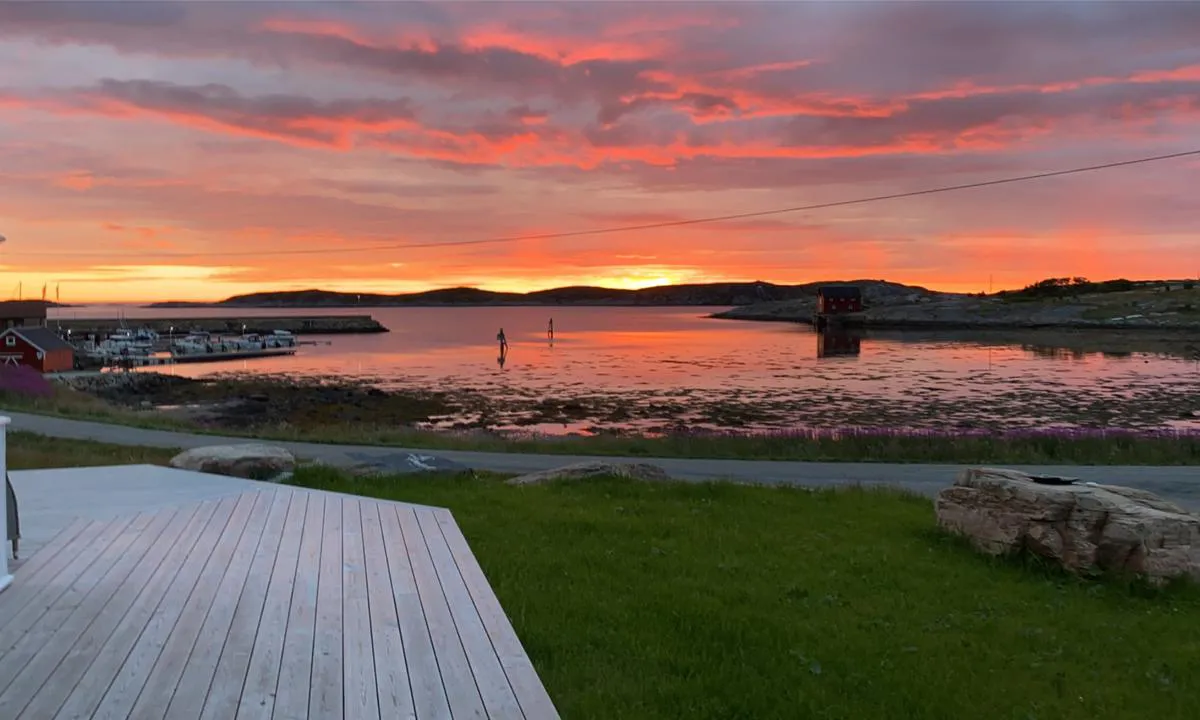 Hasvåg båtforening til venstre.