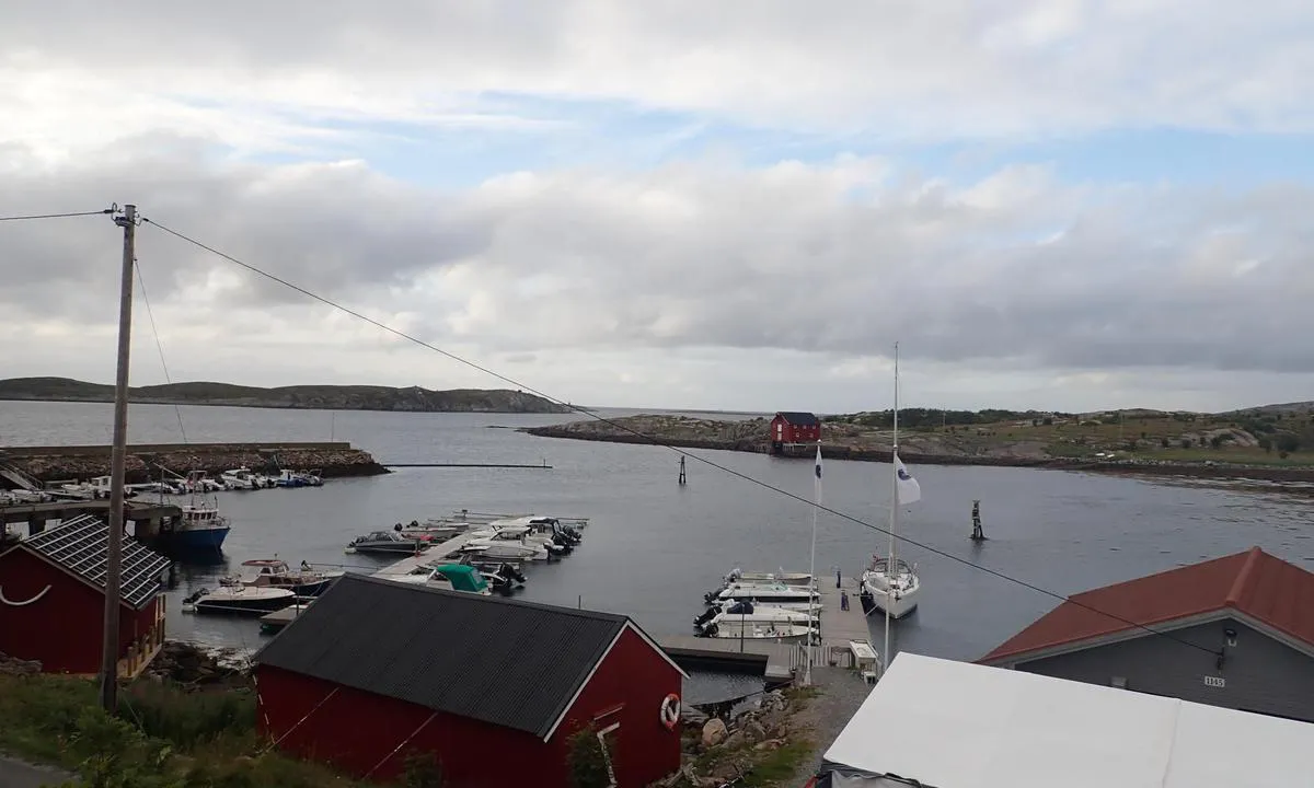 Hasvåg Båtforening: Gjestekaia er lengst til høyre. Det er grunt bak «trestativene».