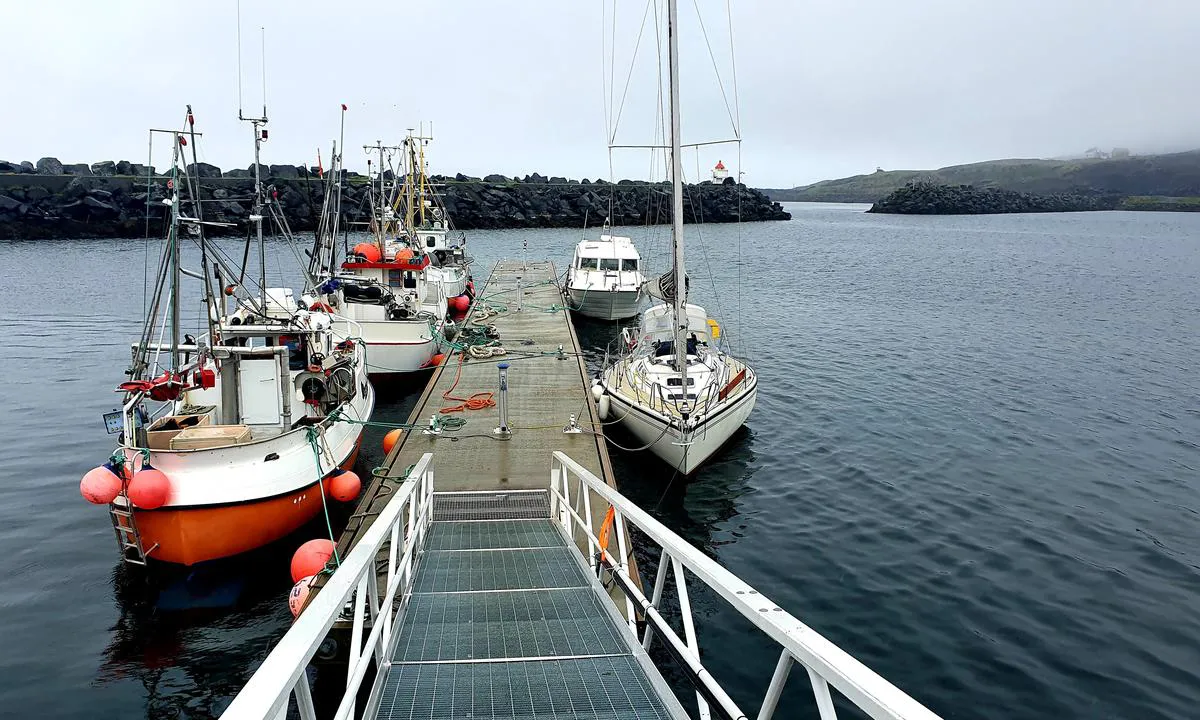 Hasvik Havn: Gjesteplasser på yttersiden av flytebrygga. Strøm, men ikke vann.