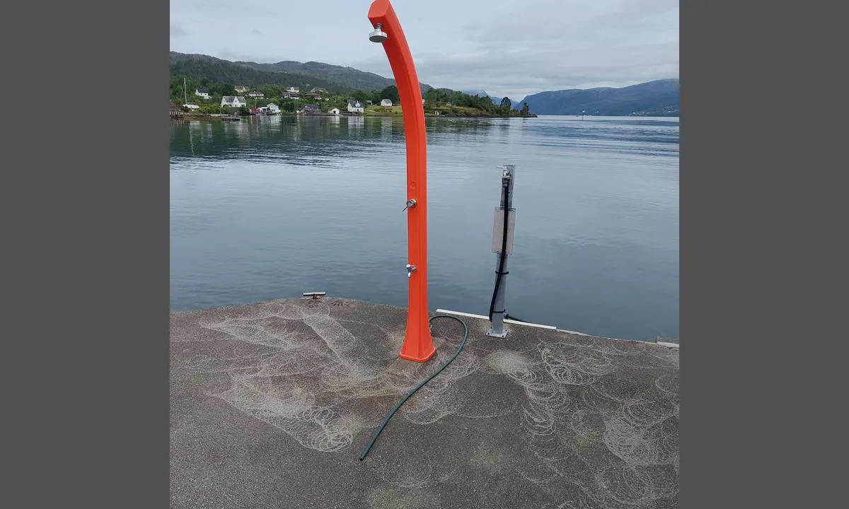 Hatlestrand Båtlag: {"base": "no", "no": "Sommerdusj p\u00e5 kaia. Neppe varmtvann...", "se": "Sommardusch p\u00e5 kajen. Knappast varmvatten...", "en": "Summer shower on the quay. Unlikely to have hot water...", "da": "Sommerbruser p\u00e5 kajen. N\u00e6ppe varmt vand...", "fr": "Douche d'\u00e9t\u00e9 sur le quai. Probablement pas d'eau chaude...", "de": "<p>Sommerdusche am Kai. Wahrscheinlich kein warmes Wasser...</p>", "es": "Ducha de verano en el muelle. Probablemente no haya agua caliente...", "it": "Doccia estiva sul molo. Difficilmente acqua calda...", "pt": "Duche de ver\u00e3o no cais. Dificilmente h\u00e1 \u00e1gua quente...", "nl": "Zomerdouche op de kade. Waarschijnlijk geen warm water...", "pl": "Letni prysznic na nabrze\u017cu. Prawdopodobnie bez ciep\u0142ej wody...", "uk": "\u041b\u0456\u0442\u043d\u0456\u0439 \u0434\u0443\u0448 \u043d\u0430 \u043f\u0440\u0438\u0447\u0430\u043b\u0456. \u041d\u0430\u0432\u0440\u044f\u0434 \u0447\u0438 \u0454 \u0433\u0430\u0440\u044f\u0447\u0430 \u0432\u043e\u0434\u0430...", "ro": "Du\u0219 de var\u0103 pe chei. Probabil f\u0103r\u0103 ap\u0103 cald\u0103...", "tr": "\u0130skelede yaz du\u015fu. S\u0131cak su muhtemelen yok...", "el": "\u039a\u03b1\u03bb\u03bf\u03ba\u03b1\u03b9\u03c1\u03b9\u03bd\u03cc \u03bd\u03c4\u03bf\u03c5\u03c2 \u03c3\u03c4\u03b7\u03bd \u03b1\u03c0\u03bf\u03b2\u03ac\u03b8\u03c1\u03b1. \u0394\u03cd\u03c3\u03ba\u03bf\u03bb\u03b1 \u03b8\u03b1 \u03b2\u03c1\u03b5\u03af\u03c4\u03b5 \u03b6\u03b5\u03c3\u03c4\u03cc \u03bd\u03b5\u03c1\u03cc...", "cs": "Letn\u00ed sprcha na molu. St\u011b\u017e\u00ed tepl\u00e1 voda...", "hu": "Ny\u00e1ri zuhany a m\u00f3l\u00f3n. Val\u00f3sz\u00edn\u0171leg nincs meleg v\u00edz...", "fi": "Kes\u00e4suihku laiturilla. Veden l\u00e4mp\u00f6 tuskin l\u00e4mmint\u00e4...", "bg": "\u041b\u0435\u0442\u0435\u043d \u0434\u0443\u0448 \u043d\u0430 \u043a\u0435\u044f. \u0415\u0434\u0432\u0430 \u043b\u0438 \u0442\u043e\u043f\u043b\u0430 \u0432\u043e\u0434\u0430...", "sr": "<p>\u041b\u0435\u0442\u045a\u0438 \u0442\u0443\u0448 \u043d\u0430 \u043f\u0440\u0438\u043b\u0430\u0437\u0443. \u041c\u0430\u043b\u043e \u0432\u0435\u0440\u043e\u0432\u0430\u0442\u043d\u043e \u0434\u0430 \u0438\u043c\u0430 \u0442\u043e\u043f\u043b\u0443 \u0432\u043e\u0434\u0443...</p>", "et": "<p>Suvine du\u0161\u0161 kail. Vaevalt et sooja vett...</p>", "lv": "Vasaras du\u0161as uz piest\u0101tnes. Diez vai karstais \u016bdens...", "lt": "Vasaros du\u0161as prie krantin\u0117s. Grei\u010diausiai n\u0117ra kar\u0161to vandens..."}