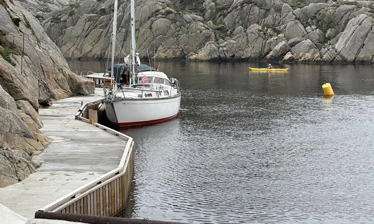 Hattholmen: {"base": "no", "no": "Ny fin brygge. Bilde tatt 20/8/2023.", "se": "Ny fin brygga. Bild tagen 20/8/2023.", "en": "New fine pier. Picture taken 8/20/2023.", "da": "Ny fin bro. Billede taget 20/8/2023."}