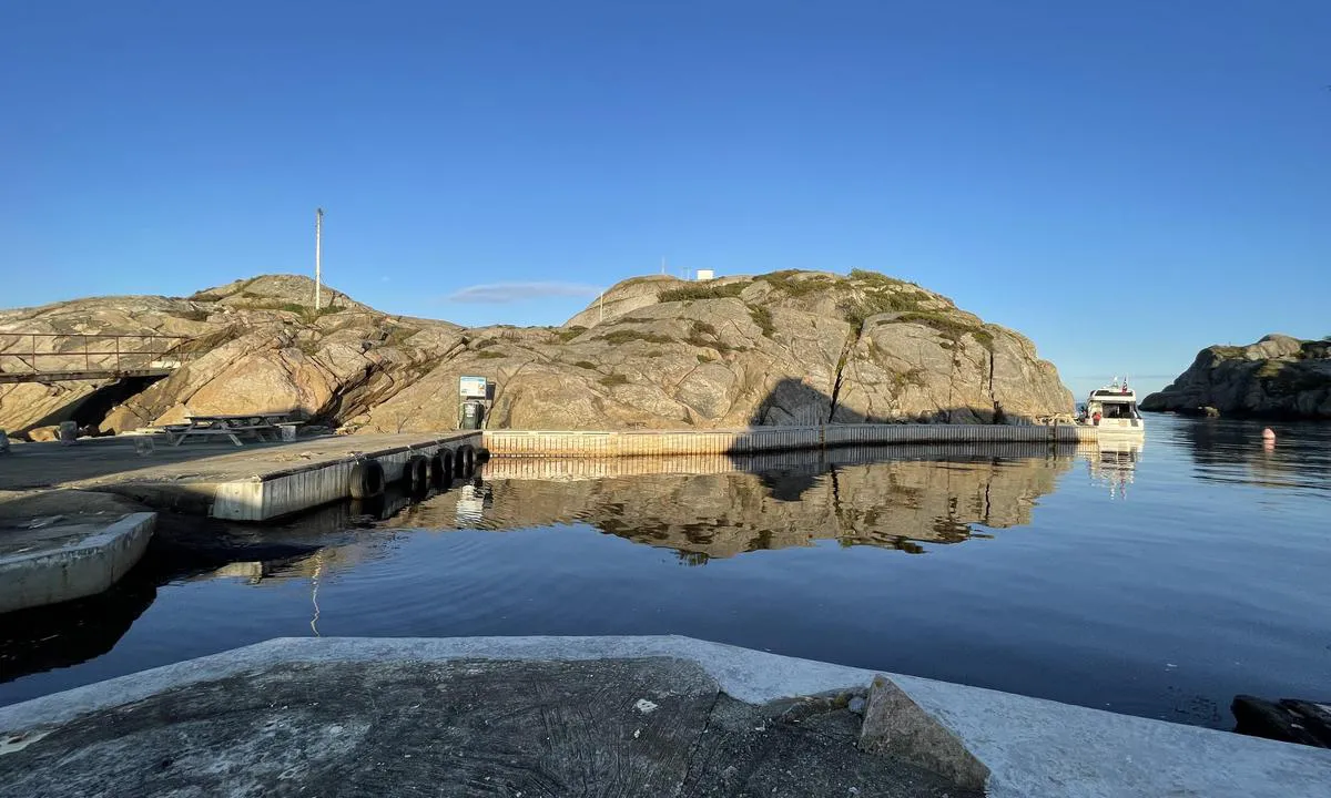 Hattholmen: {"base": "no", "no": "Flott havn, koselig sted som kan anbefales. Hyggelig vertskap n\u00e5r vi bes\u00f8kte stedet 23-25.07. 2024", "se": "Fin hamn, mysigt st\u00e4lle som kan rekommenderas. Trevligt v\u00e4rdskap n\u00e4r vi bes\u00f6kte st\u00e4llet 23-25.07. 2024", "en": "Great harbor, cozy place that can be recommended. Friendly hosts when we visited the place July 23-25, 2024.", "da": "Flot havn, hyggeligt sted som kan anbefales. Venligt v\u00e6rtskab da vi bes\u00f8gte stedet 23-25.07. 2024"}
