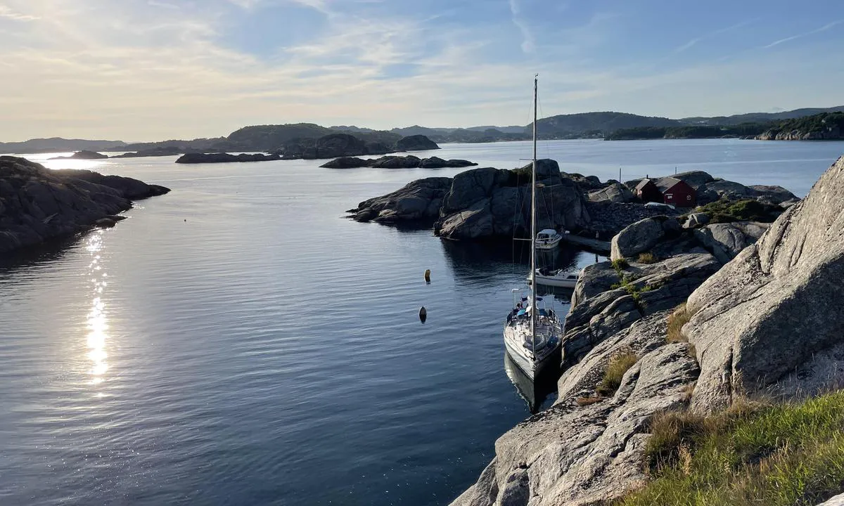 Hattholmen: Dypt langs fjellet med stige opp på svaberget