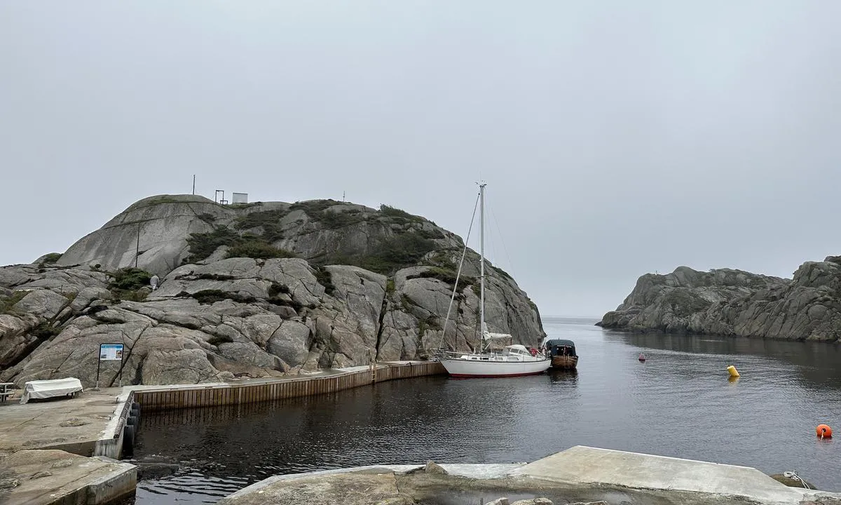 Hattholmen: {"base": "no", "no": "God plass p\u00e5 de nye bryggene. Usikker p\u00e5 dybde her, men gikk fint med min seilb\u00e5t med mine 1,6m. Bilde tatt 20/8/2023.", "se": "Gott om plats vid de nya bryggorna. Os\u00e4ker p\u00e5 djupet h\u00e4r, men det gick bra med min segelb\u00e5t som har ett djupg\u00e5ende p\u00e5 1,6m. Bild tagen 20/8/2023.", "en": "Good space at the new docks. Unsure about the depth here, but navigated well with my sailboat with its 1.6m draft. Picture taken 20/8/2023.", "da": "God plads p\u00e5 de nye broer. Usikker p\u00e5 dybde her, men gik fint med min sejlb\u00e5d med mine 1,6m. Billede taget 20/8/2023."}