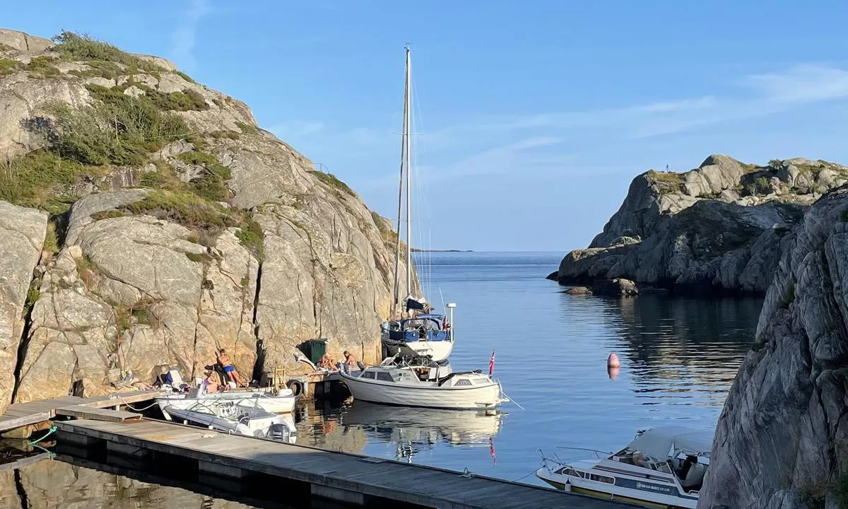 Hattholmen: {"base": "no", "no": "Ganske dypt inne i Vika her ogs\u00e5", "se": "Ganska djupt inne i Viken h\u00e4r ocks\u00e5", "en": "Quite deep inside the bay here as well", "da": "Ganske dybt inde i Vika her ogs\u00e5"}