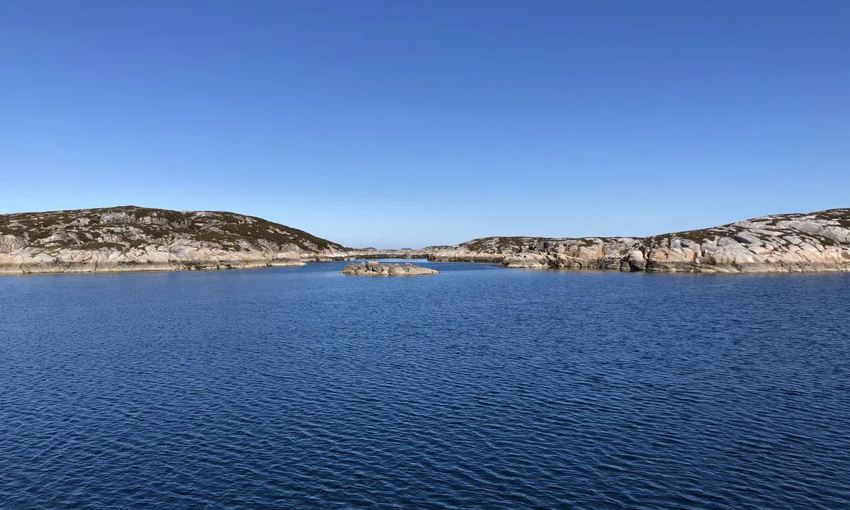 Høgøya: {"base": "no", "no": "Utsikt nordover fra ankringsplassen ved H\u00f8g\u00f8ya. Holmene er typiske for Sula: Lave, \u00abknudrete\u00bb svaberg med en del steinpartier og kort lyng p\u00e5 toppen. Utsikten er ganske lik dette i de fleste retninger.", "se": "Utsikt norrut fr\u00e5n ankringsplatsen vid H\u00f6g\u00f6n. Holmarna \u00e4r typiska f\u00f6r Sula: L\u00e5ga, \u00abknotorna\u00bb h\u00e4llar med en del stenpartier och kort ljung p\u00e5 toppen. Utsikten ser ganska lika ut i de flesta riktningar.", "en": "View north from the anchorage at H\u00f8g\u00f8ya. The islets are typical for Sula: low, 'knobby' rocky outcrops with some rocky areas and short heather on top. The view is quite similar in most directions.", "da": "Udsigt nordover fra ankerpladsen ved H\u00f8g\u00f8ya. Holmerne er typiske for Sula: Lave, 'knudrede' klipper med en del stenpartier og kort lyng p\u00e5 toppen. Udsigten er ganske lig denne i de fleste retninger."}