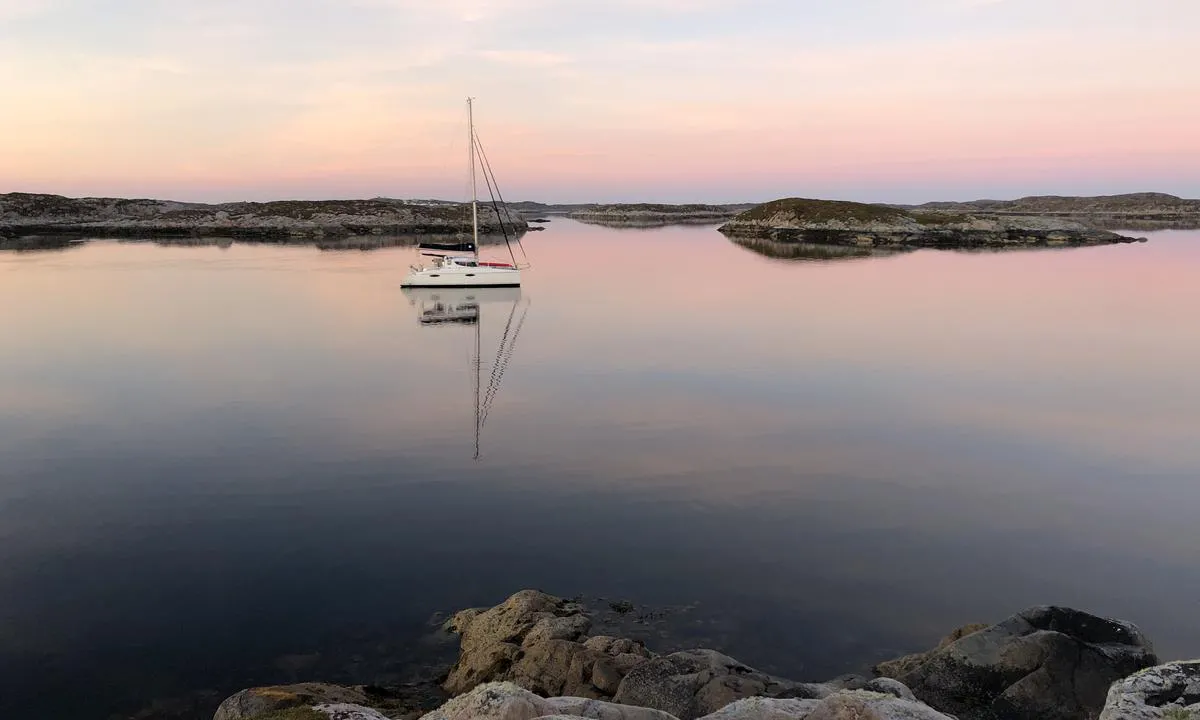Høgøya: {"base": "no", "no": "P\u00e5 svai ved H\u00f8g\u00f8ya p\u00e5 Sula.", "se": "P\u00e5 svaj vid H\u00f6g\u00f6n p\u00e5 Sula.", "en": "At anchor off H\u00f8g\u00f8ya on Sula.", "da": "P\u00e5 svaj ved H\u00f8g\u00f8ya p\u00e5 Sula."}