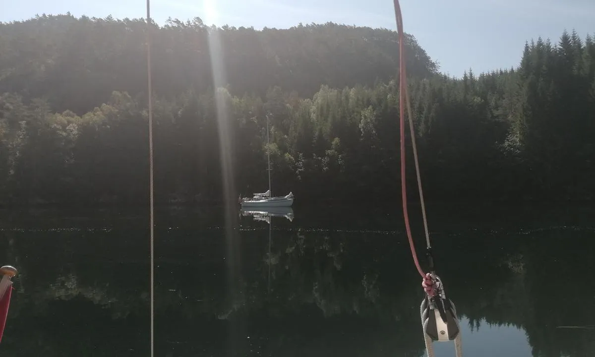 Hattvågsholmen: {"base": "no", "no": "Bildet tatt fra b\u00e5t med baugen mot Hattv\u00e5gsholmen og hekkanker. B\u00e5ten midt i bildet ligger p\u00e5 svai.", "se": "Bildet taget fr\u00e5n b\u00e5t med f\u00f6ren mot Hattv\u00e5gsholmen och akterankare. B\u00e5ten mitt i bilden ligger p\u00e5 svaj.", "en": "The picture was taken from a boat with the bow towards Hattv\u00e5gsholmen and a stern anchor. The boat in the middle of the picture is at anchor.", "da": "Billedet taget fra b\u00e5d med st\u00e6vnen mod Hattv\u00e5gsholmen og h\u00e6kanker. B\u00e5den midt i billedet ligger for svaj."}