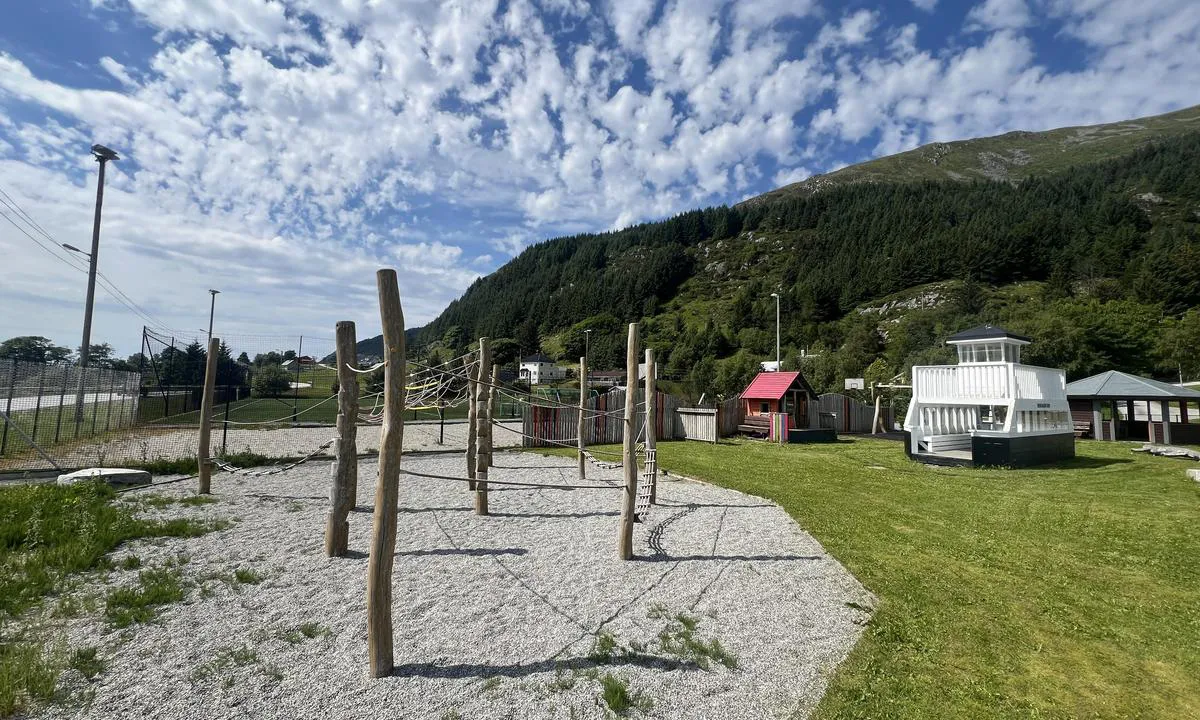 Hauge: {"base": "no", "no": "Leikeplass", "se": "Lekplats", "en": "Playground", "da": "Legeplads"}