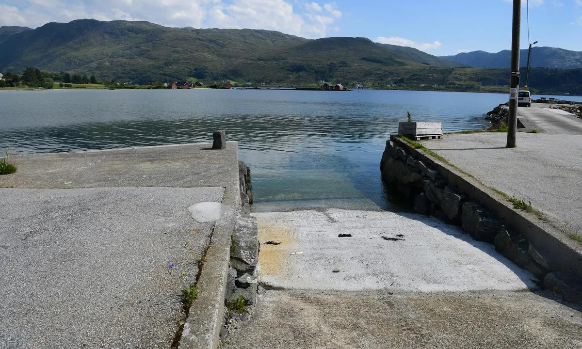 Hauge: {"base": "no", "no": "B\u00e5trampe", "se": "B\u00e5tramp", "en": "Boat ramp", "da": "B\u00e5drampe"}