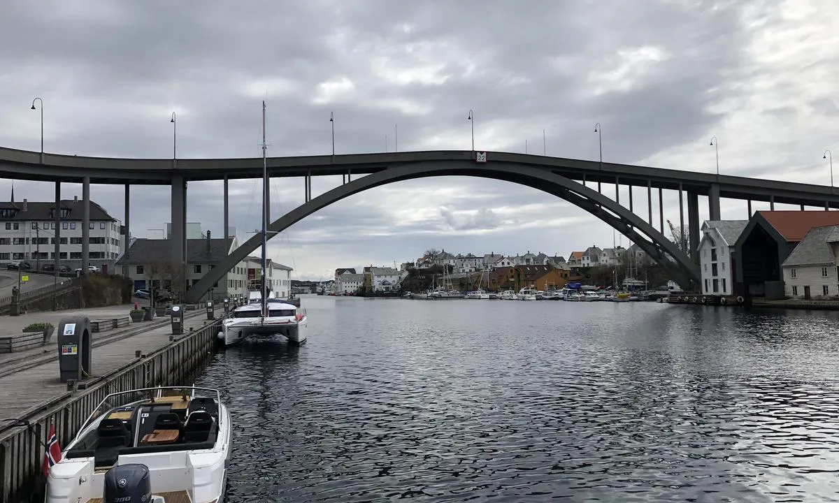 Haugesund - Smedasundet: Bilde tatt nordfra. Gjestekaia er til venstre i bildet, nord for brua du ser.