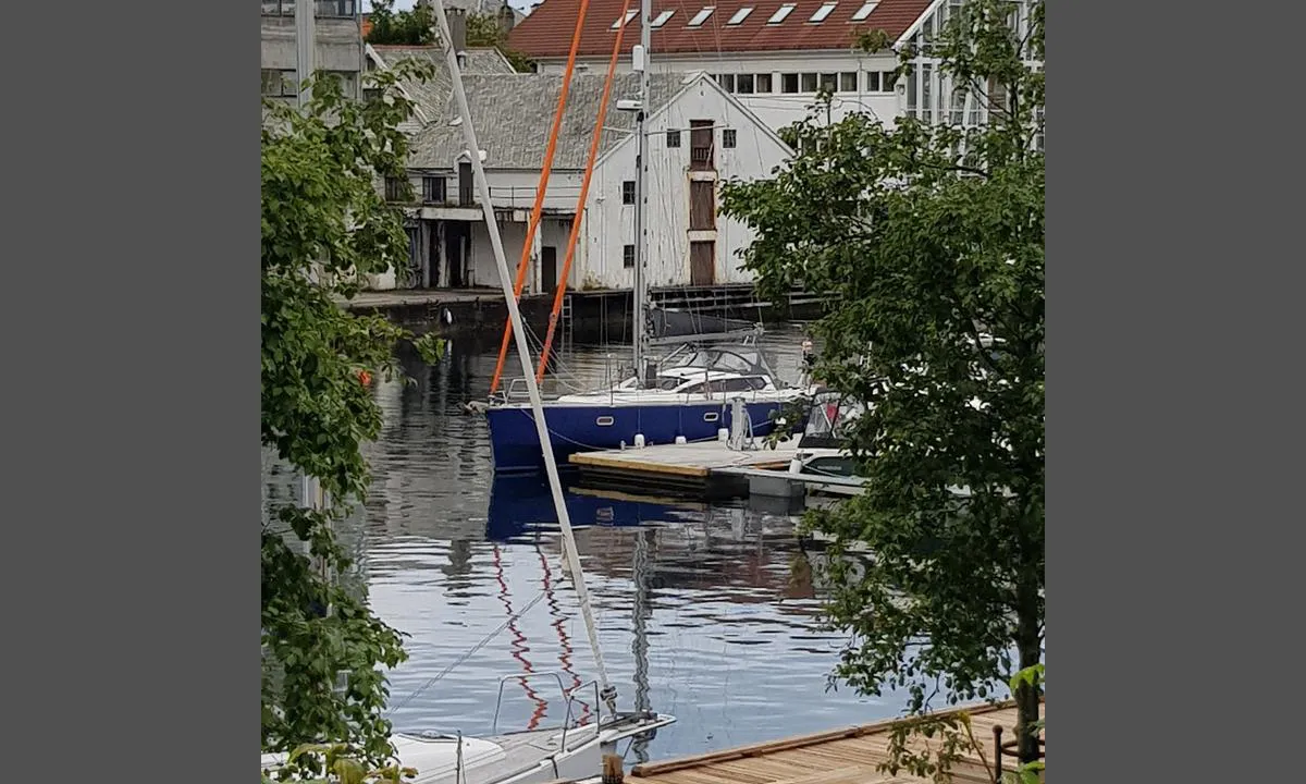 {"base": "no", "no": "Ny flytebrygge har gjort det bedre \u00e5 bes\u00f8ke det indre av Haugesund. Dette er IKKE stedet du velger om du vil ha ei rolig natt p\u00e5 ei helg. Musikken gjallet, og yre ungdommer (og endel som fortsatt trodde de var unge) tok aktiv del i festlighetene langt ut i de sm\u00e5 timer.", "se": "Ny flytbrygga har gjort det b\u00e4ttre att bes\u00f6ka det inre av Haugesund. Detta \u00e4r INTE platsen du v\u00e4ljer om du vill ha en lugn natt p\u00e5 en helg. Musiken lj\u00f6d, och glada ungdomar (och en del som fortfarande trodde att de var unga) deltog aktivt i festligheterna l\u00e5ngt ut p\u00e5 sm\u00e5timmarna.", "en": "A new floating dock has made it better to visit the inner part of Haugesund. This is NOT the place you choose if you want a quiet night on a weekend. The music echoed, and excited youths (and some who still thought they were young) actively participated in the festivities well into the early hours.", "da": "Ny flydebro har gjort det bedre at bes\u00f8ge det indre af Haugesund. Dette er IKKE stedet, du v\u00e6lger, hvis du vil have en rolig nat i en weekend. Musikken gjaldede, og euforiske unge (og nogle, der stadig troede, de var unge) deltog aktivt i festlighederne langt ud p\u00e5 de sm\u00e5 timer."}