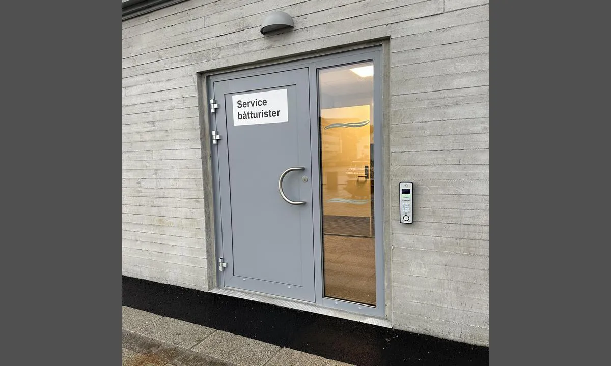 Haugesund - Smedasundet: {"base": "no", "no": "Inngang til dusj og vask/t\u00f8rk (Ekstra toaletter i egen d\u00f8r ved siden av, kode f\u00e5es ved betaling av havneavgift i Go Marina", "se": "Ing\u00e5ng till dusch och tv\u00e4tt/tork (Extran toaletter genom en egen d\u00f6rr bredvid, kod f\u00e5s vid betalning av hamnavgift i Go Marina", "en": "Entrance to shower and wash/dry (Extra toilets in a separate door next to it, access code provided upon payment of harbor fee in Go Marina", "da": "Indgang til brusebad og vask/t\u00f8rring (Ekstra toiletter bag egen d\u00f8r ved siden af, kode f\u00e5s ved betaling af havneafgift i Go Marina"}