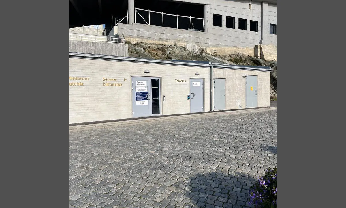 Haugesund - Smedasundet: {"base": "da", "no": "Servicebygget", "se": "Servicebyggnaden", "en": "The service building", "da": "Servicebygget", "fr": "Le b\u00e2timent de service", "de": "Servicegeb\u00e4ude", "es": "El edificio de servicios", "it": "Edificio dei servizi", "pt": "Edif\u00edcio de Servi\u00e7os", "nl": "Dienstgebouw", "pl": "Budynek us\u0142ugowy", "uk": "\u0411\u0443\u0434\u0456\u0432\u043b\u044f \u0434\u043b\u044f \u043e\u0431\u0441\u043b\u0443\u0433\u043e\u0432\u0443\u0432\u0430\u043d\u043d\u044f", "ro": "Cl\u0103direa de servicii", "tr": "Hizmet binas\u0131", "el": "\u039a\u03c4\u03ae\u03c1\u03b9\u03bf \u03a5\u03c0\u03b7\u03c1\u03b5\u03c3\u03b9\u03ce\u03bd", "cs": "Servisn\u00ed budova", "hu": "Szolg\u00e1ltat\u00e1si \u00e9p\u00fclet", "fi": "Huoltorakennus", "bg": "\u0421\u0435\u0440\u0432\u0438\u0437\u043d\u0430 \u0441\u0433\u0440\u0430\u0434\u0430", "sr": "\u0423\u0441\u043b\u0443\u0436\u043d\u0430 \u0437\u0433\u0440\u0430\u0434\u0430", "et": "Teenindushoone", "lv": "Servisa \u0113ka", "lt": "Serviso pastatas"}